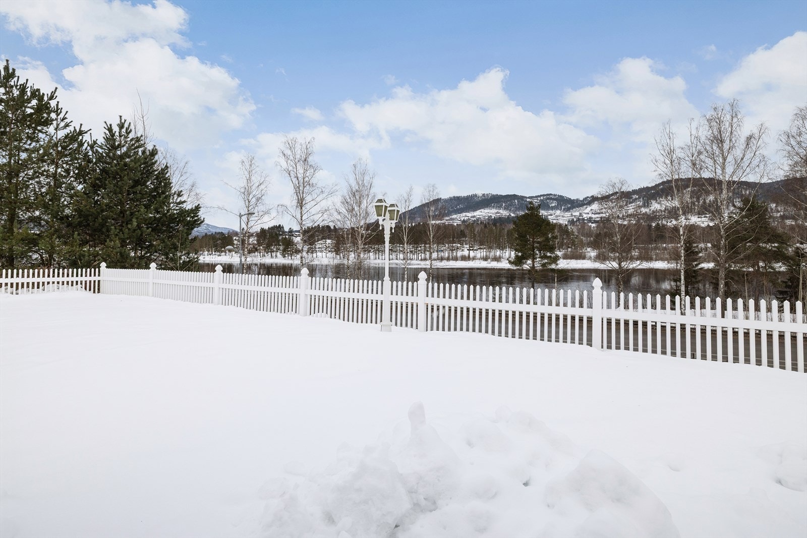 Fine grøntarealer med gressplen der barn og unge kan leke fritt. Galleribilde
