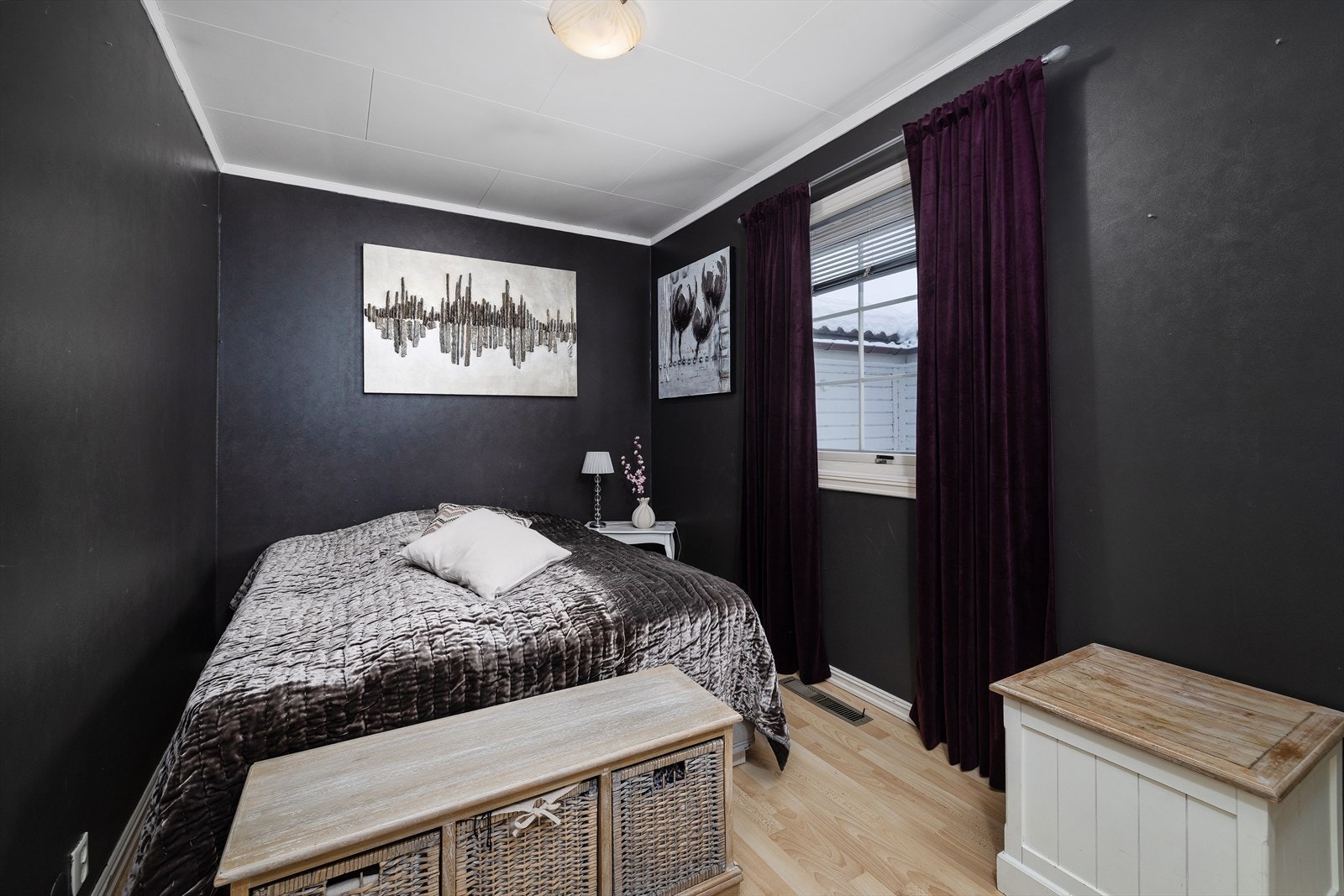 Boligen har innredet 4 soverom, der to av soverommene er i 1.etasje og to soverom i 2.etasje. Galleribilde