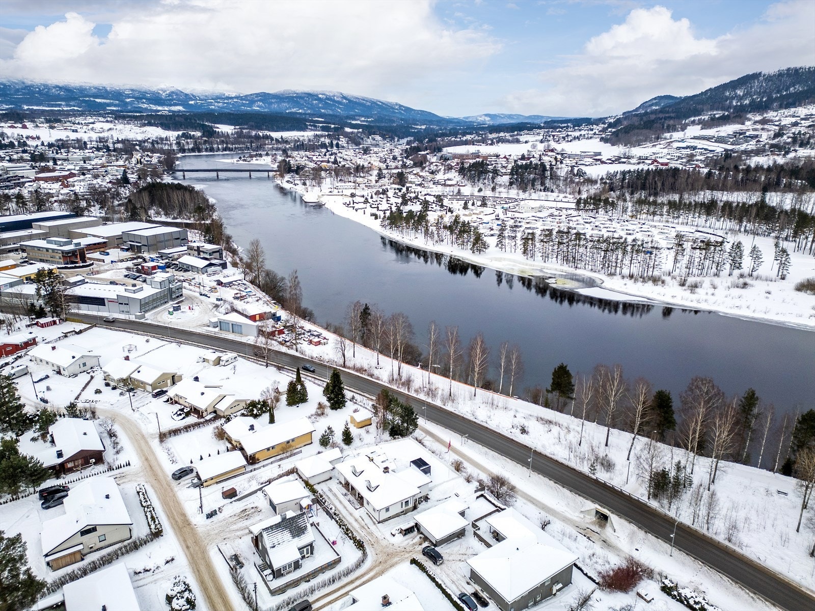 Kort avstand til barnehager og skoler. Nærmeste barnehage og nye Hokksund barneskole er kun noen få minutter gangavstand fra boligen. Galleribilde