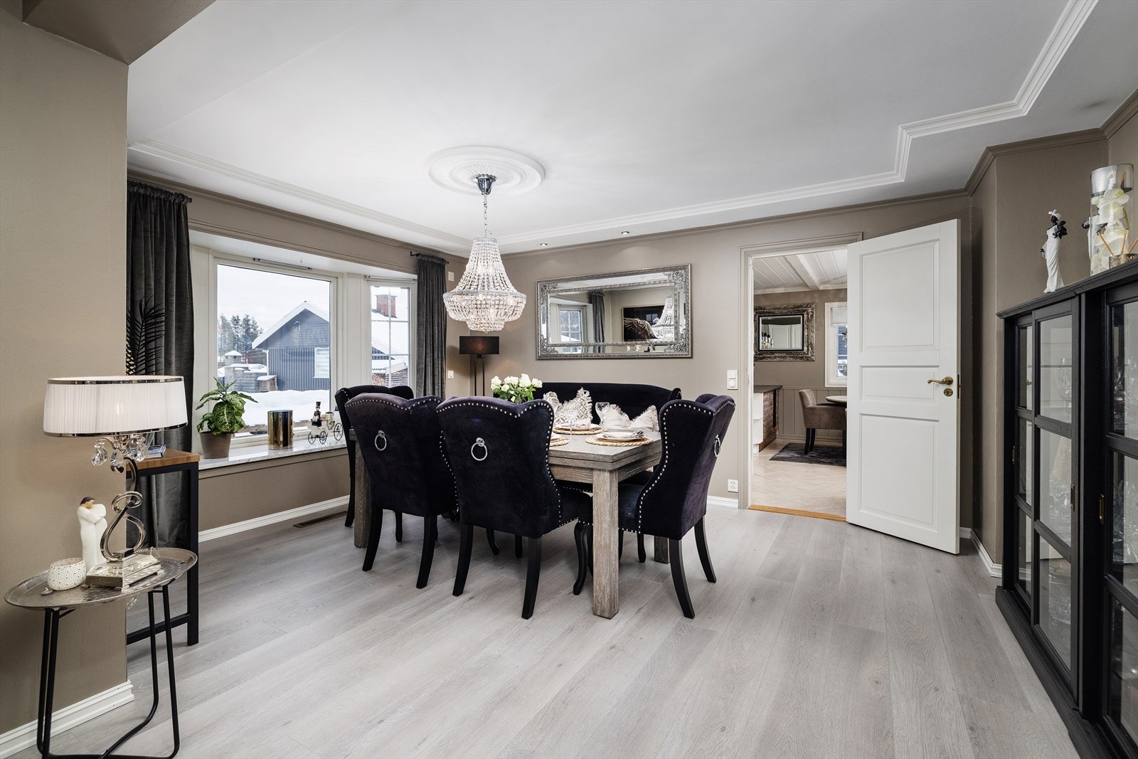 Samtidig som den åpne planløsningen skaper en naturlig flyt mellom stue og spisestue. Galleribilde