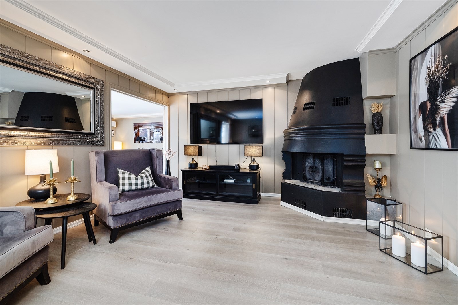 likkfanget i stuen er den stemningsfulle malte mur peisen, som gir god varme til rommet. Galleribilde