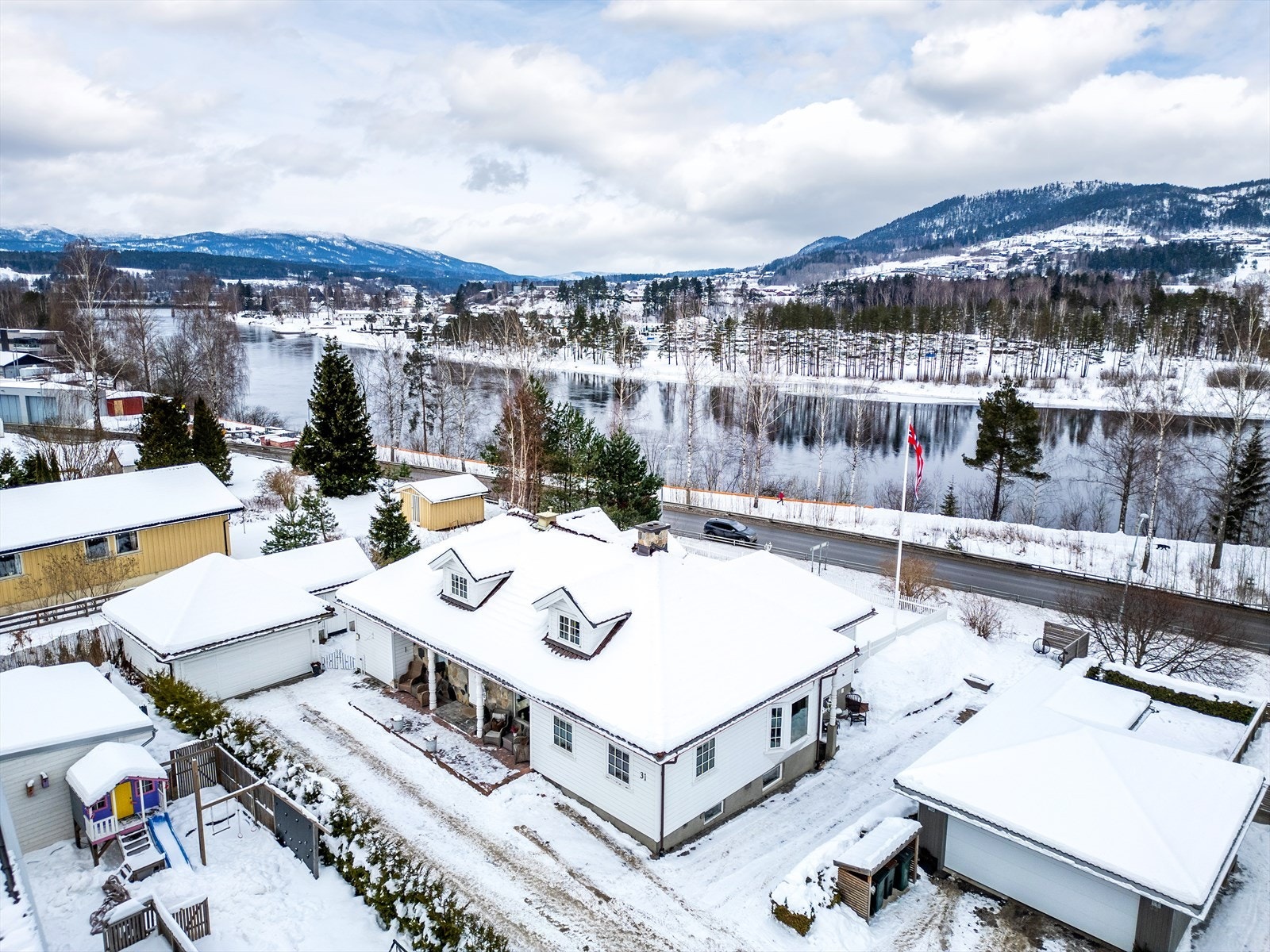 Den gjennomtenkte planløsningen passer perfekt for familien med 4 soverom, 2 bad og vaskerom. Galleribilde