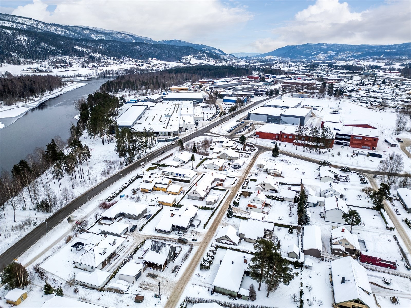 Svært sentralt med alt du trenger i hverdagen av dagligvarebutikker, handel og servicetilbud kun få minutters gange unna. Galleribilde