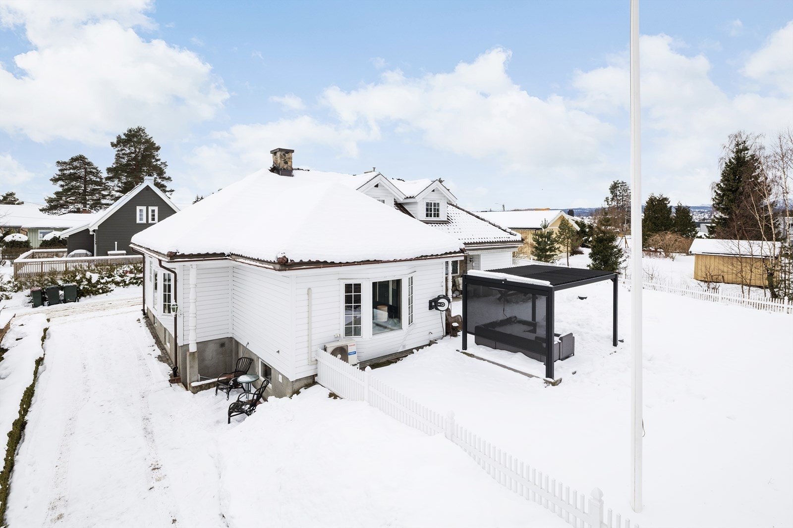 Tomten er opparbeidet med gressplen og beplantninger. Belegningstein i innkjørsel og gårdsplass. Galleribilde