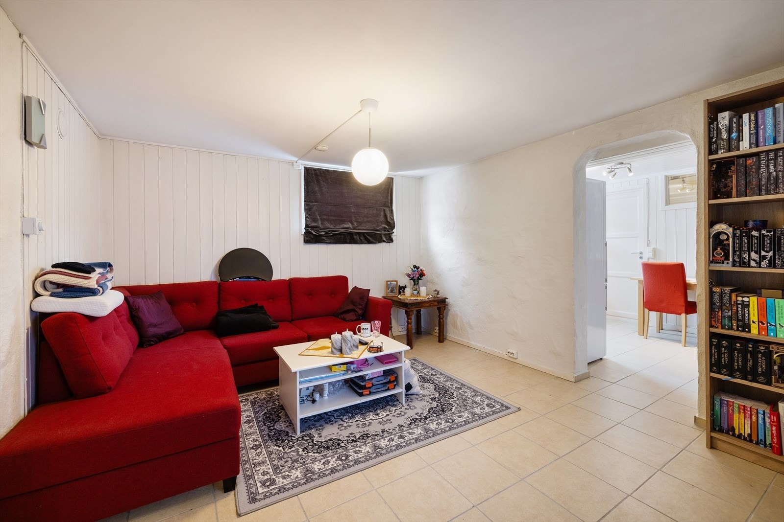 Det foreligger dermed usikkerhet knyttet til om arealene oppfyller gjeldende krav til blant annet rømningsveier, takhøyde, dagslys og tekniske løsninger. Rommene må bruksendres for å lovlig kunne benyttes som rom til varig opphold. Galleribilde