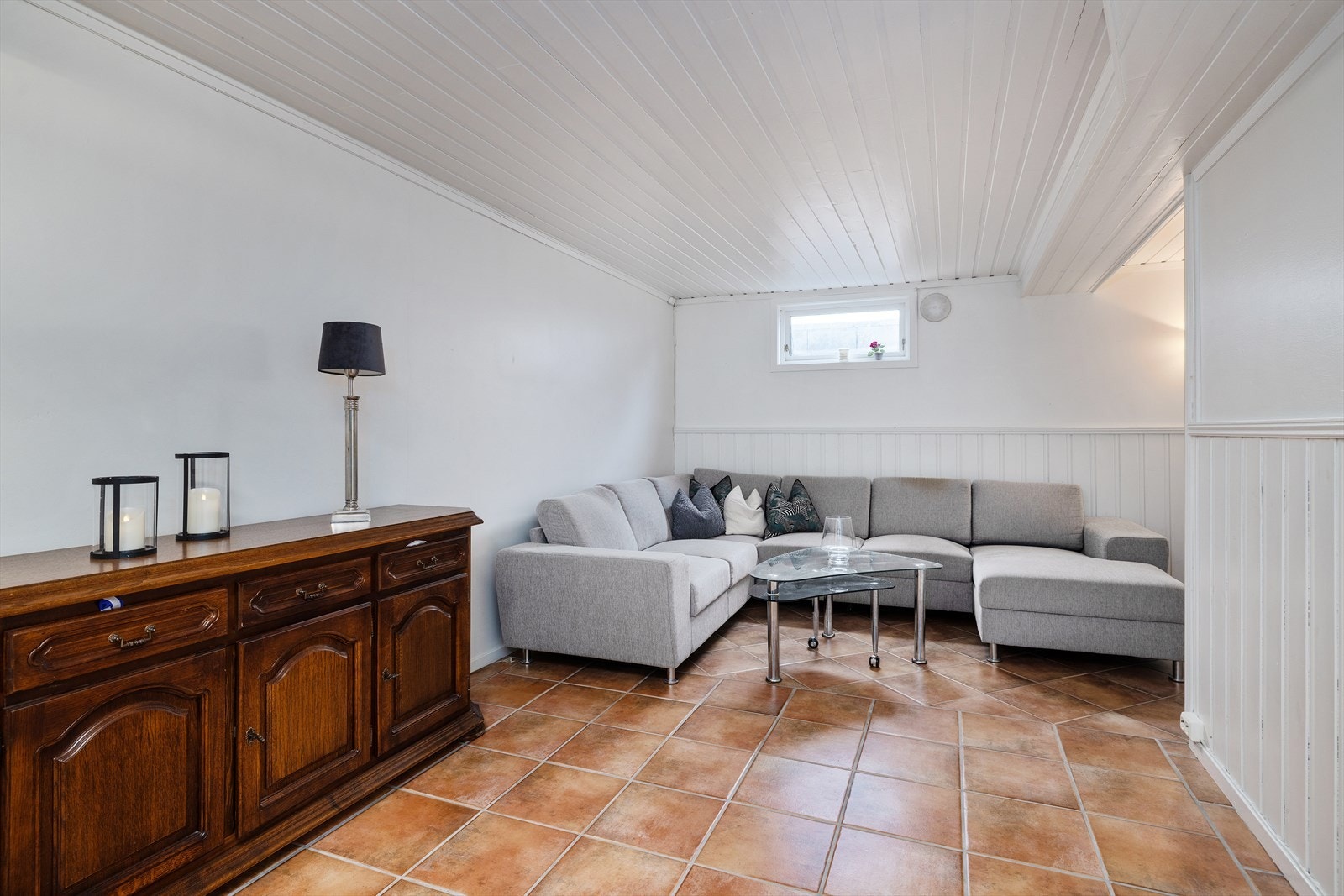 Det gjøres oppmerksom på at underetasjen har ikke godkjent hybel med innredet stue, kjøkken, bad, innredet rom med seng og kjellerrom som stue. (ikke godkjent). Galleribilde