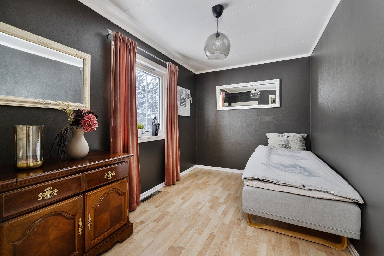 Soverommene i 1.etasje har belegg på gulv og er malt i mørke farger, innredet med seng og mulighet for garderobeløsning. Galleribilde