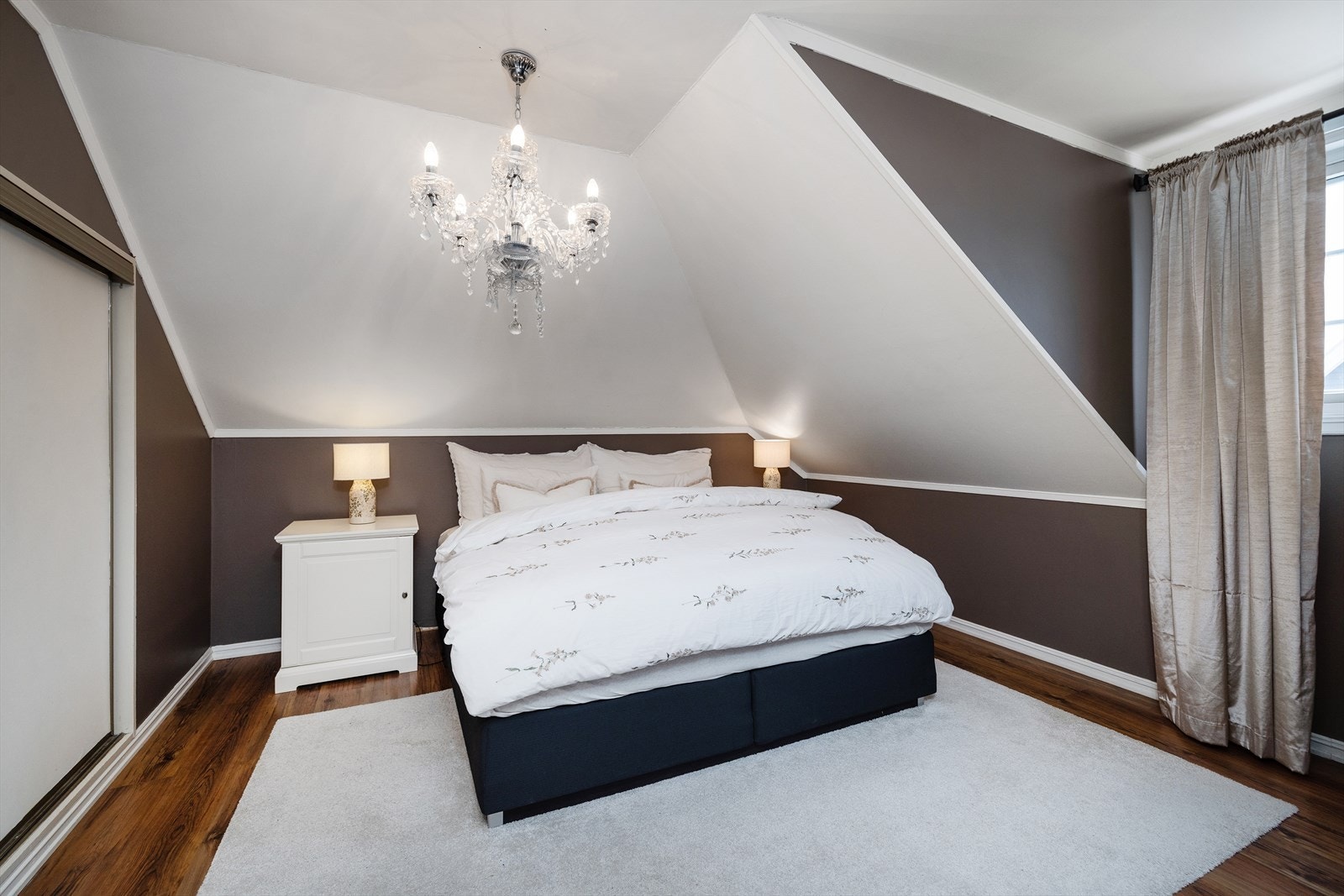 Hovedsoverommet i 2.etasje har direkte adkomst til badet, soverommene er romslige med rom for dobbeltseng med tilhørende nattbord. Galleribilde