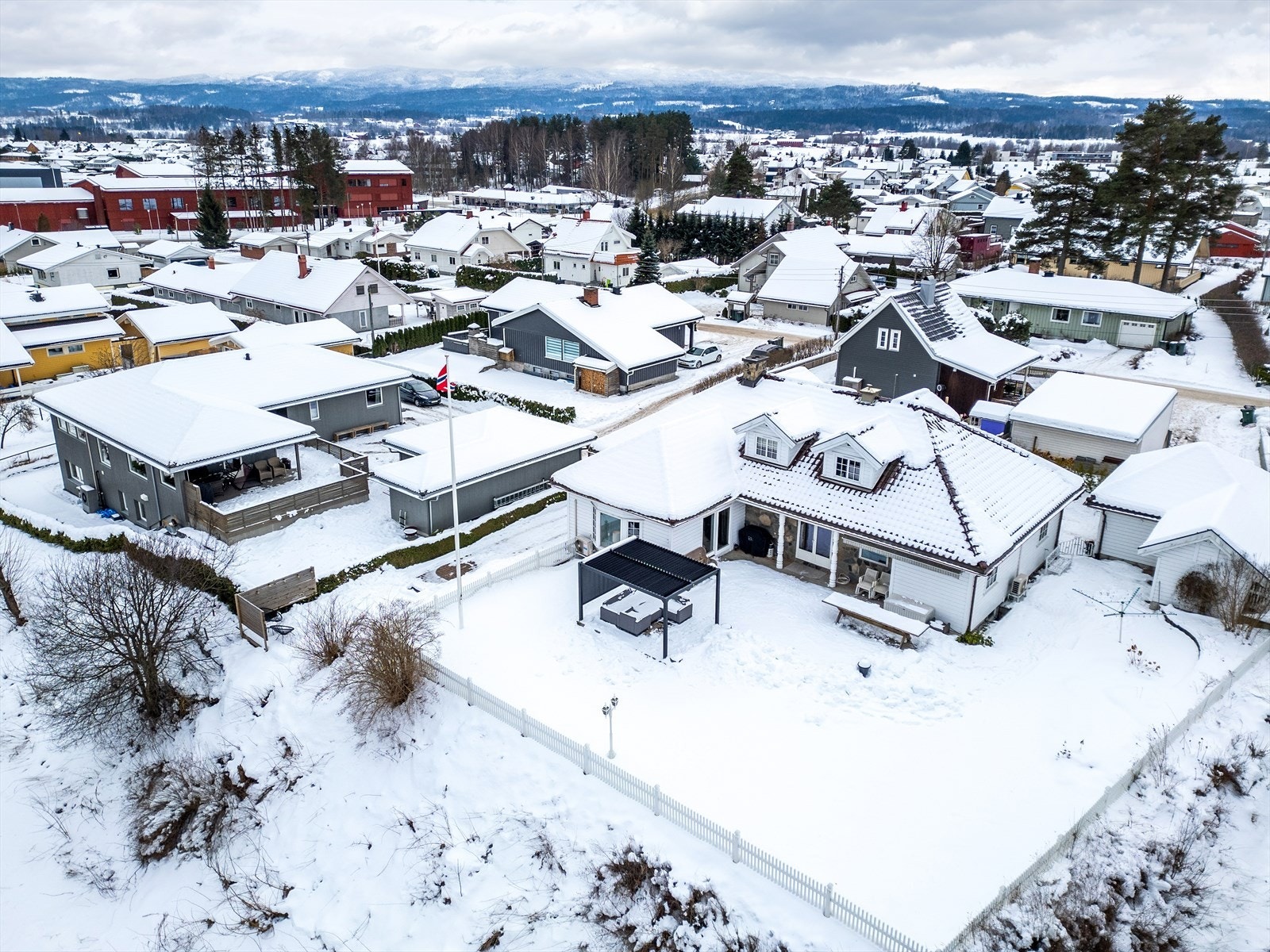 Terrasse på 65 m2, terrassen og utearealene kan møbleres med flere møbleringssoner der en kan invitere hele vennegjengen til en uforglemmelig sommerkveld. Galleribilde