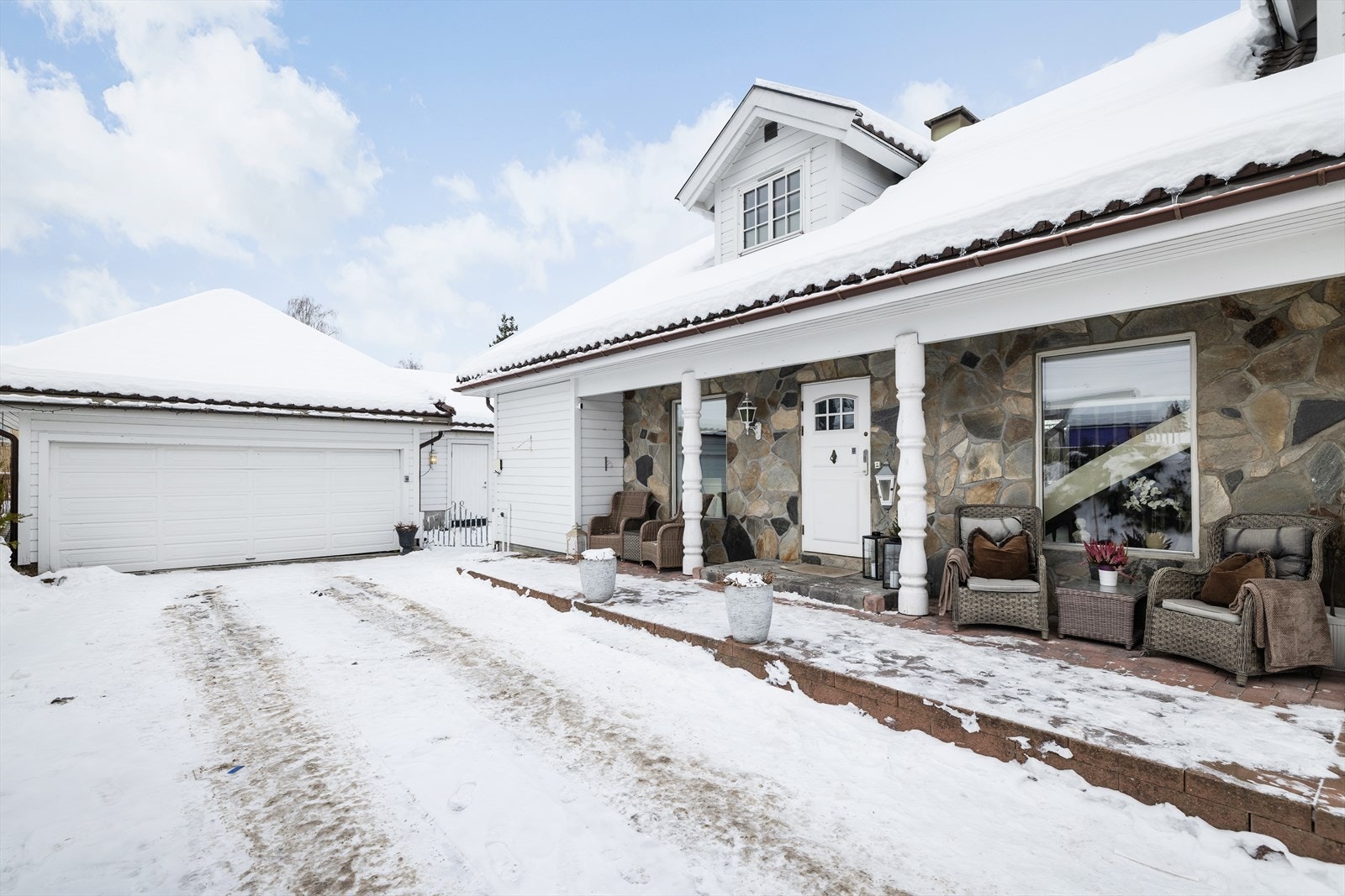 Eiendommen ligger i et ettertraktet, trivelig og populært boligområde på Loesmoen i Hokksund. Galleribilde