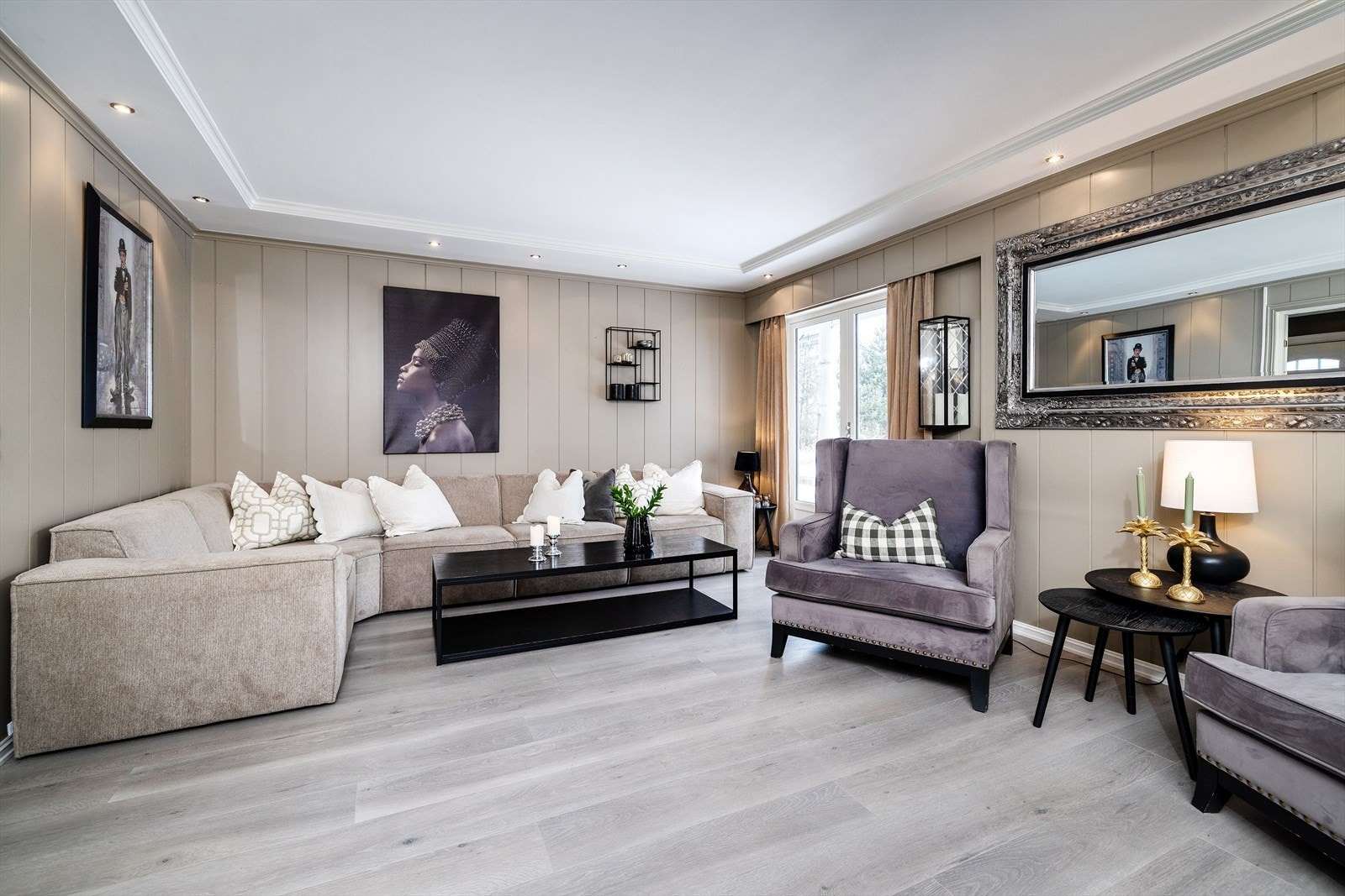 De romslige sittegruppene gir rikelig med plass til både hverdagskos og sosialt samvær. Galleribilde