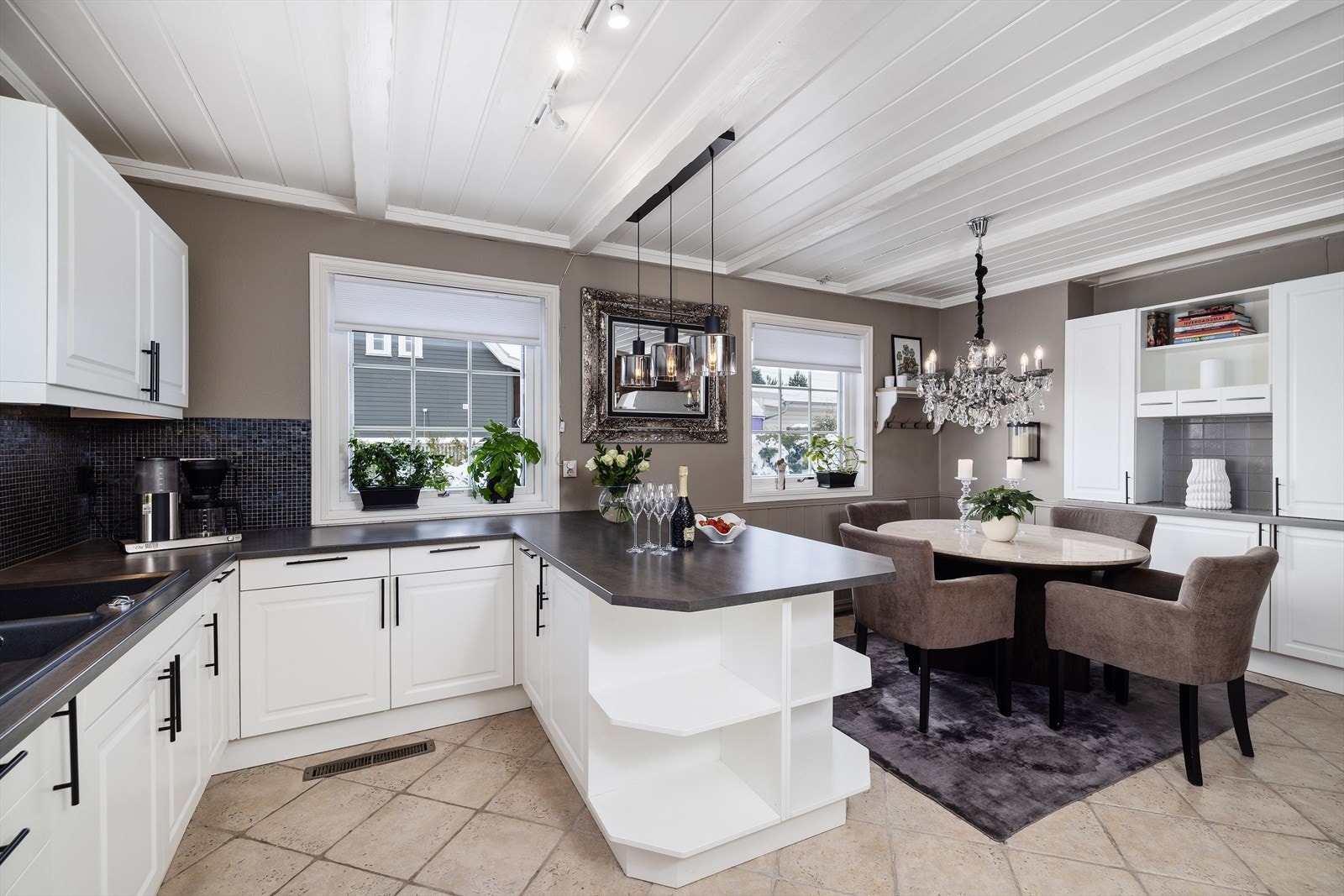 Kjøkkenet har oppvaskmaskin, induksjonstopp og stekeovn. Det ble montert nye fronter og benkeplate i 2016. Det er kjøkkenventilator med avtrekk ut. Galleribilde