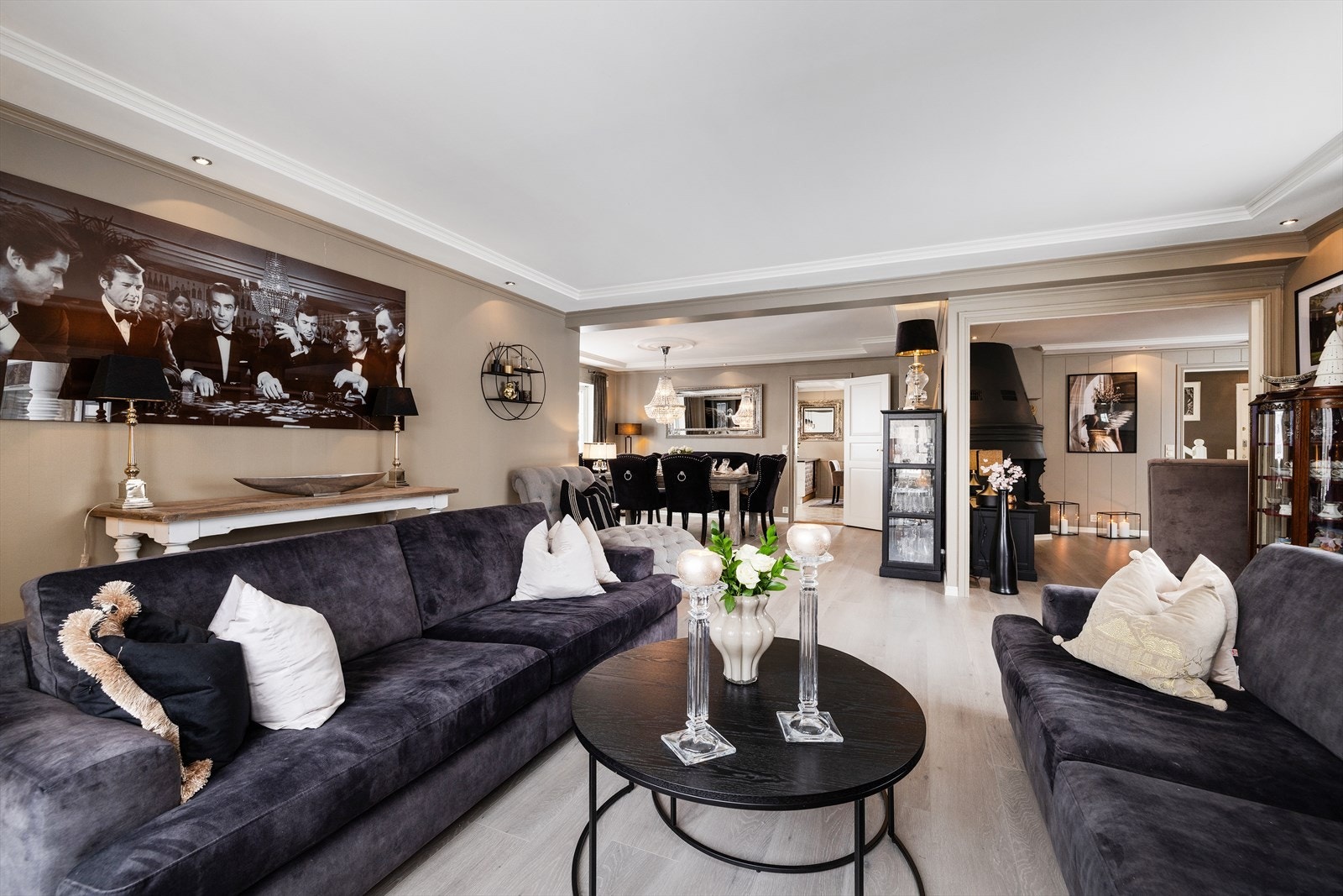 Fra hallen kommer en videre inn til dagligstuen. Galleribilde