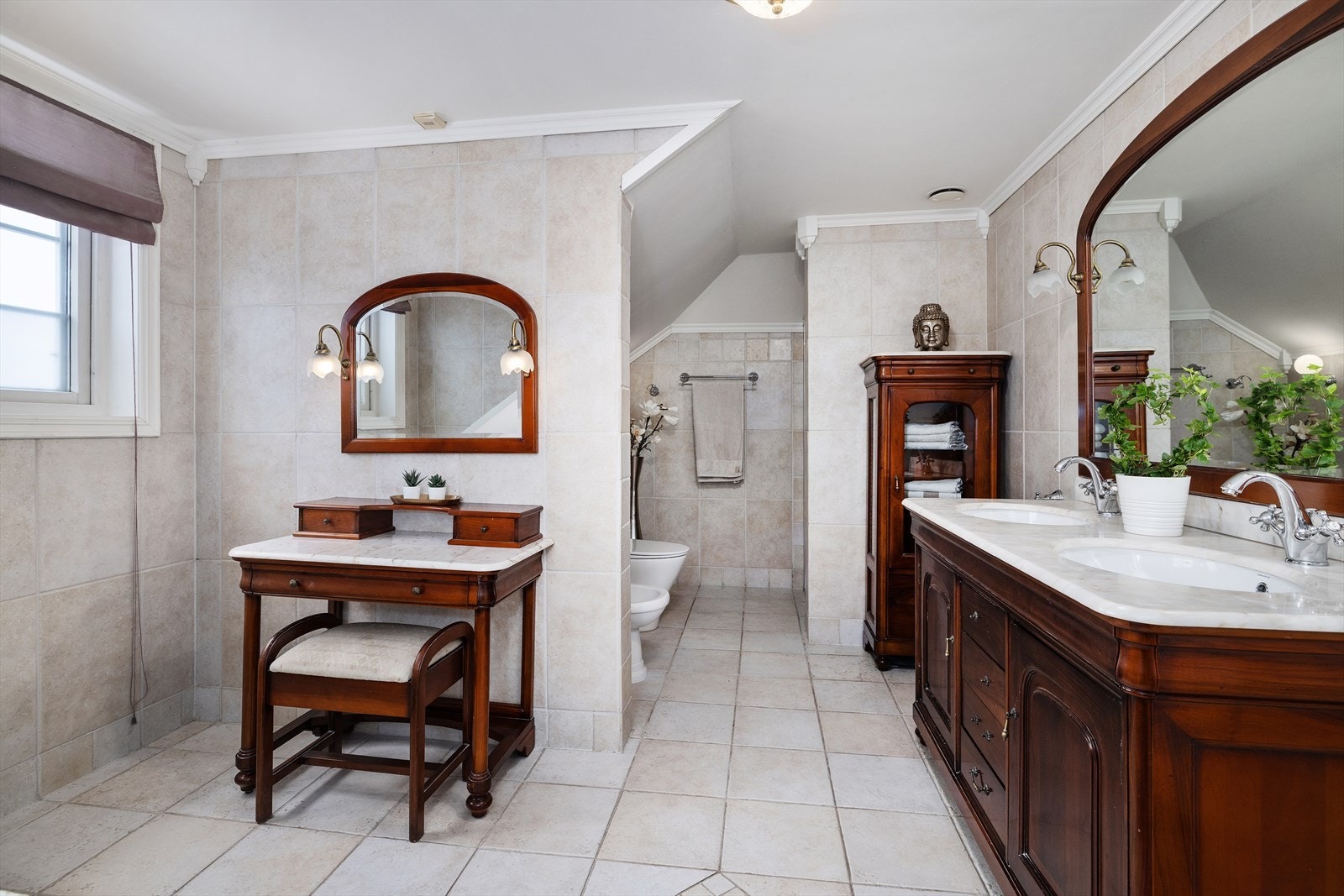 Hovedbadet i 2.etasje fremstår som et klassisk og tidløst rom med en gjennomført, elegant stil. Galleribilde