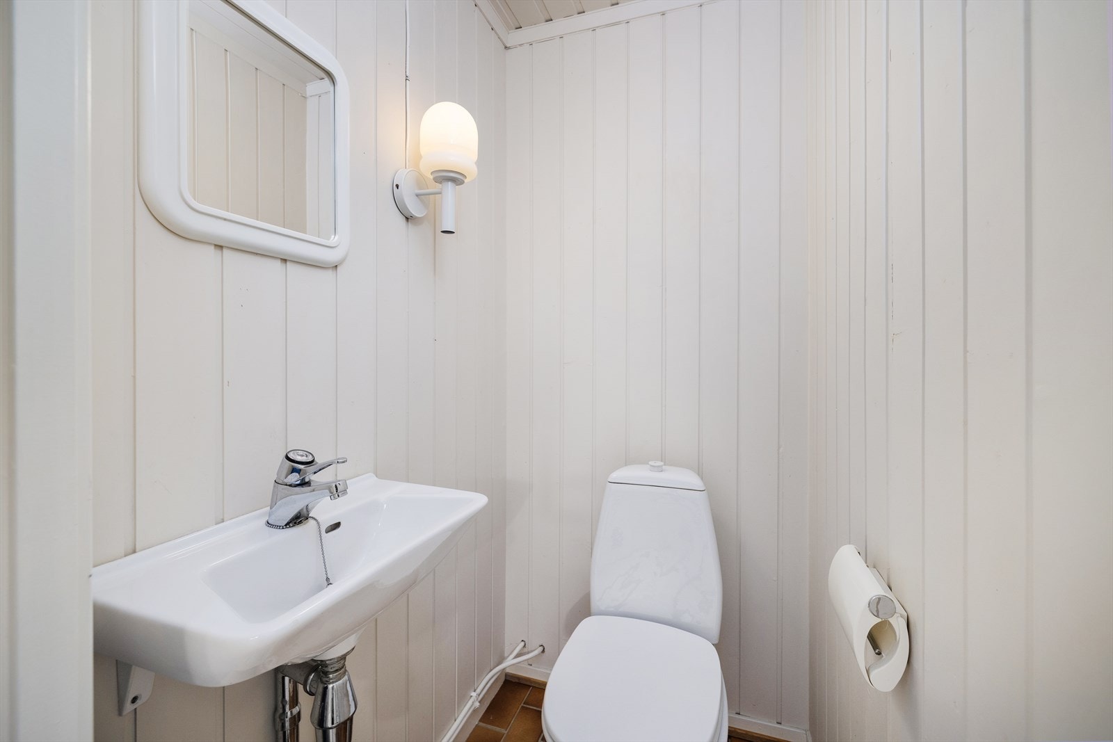 I tillegg er det innredet et enkelt toalettrom i underetasjen med servant og toalett. Galleribilde
