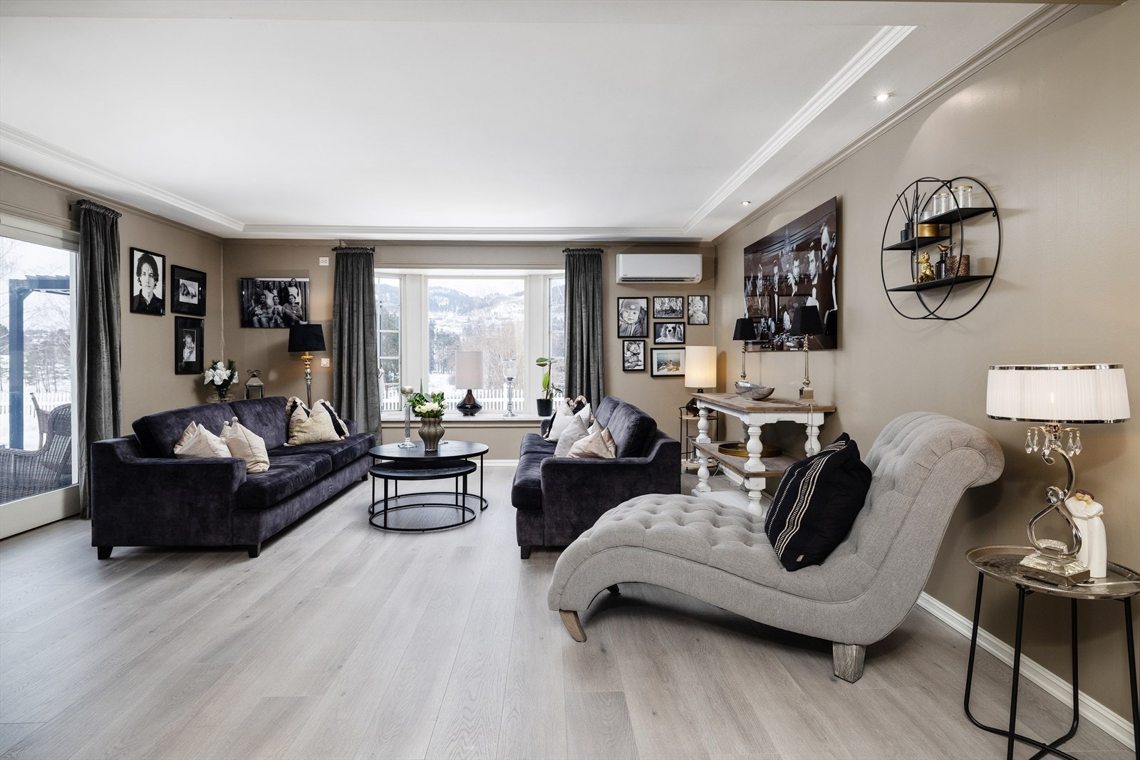 Dette er en stue som inviterer til både ro, komfort og hyggelige sammenkomster. Galleribilde