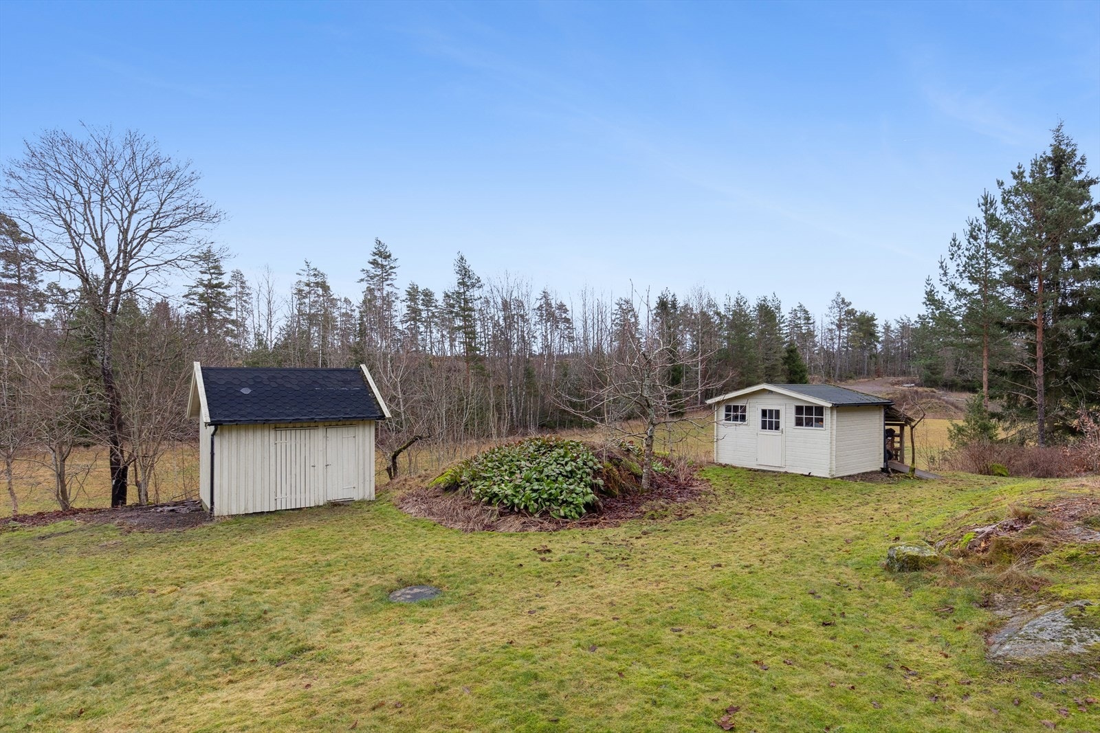 På eiendommen er det en frittliggende vedbod på 10 m² og en redskapsbod på 9 m². Galleribilde