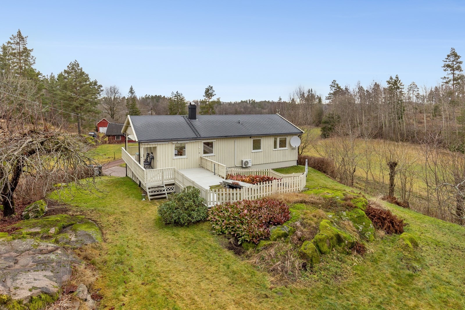 Enebolig over to plan med en stor terrasse på ca. 55 m². Galleribilde