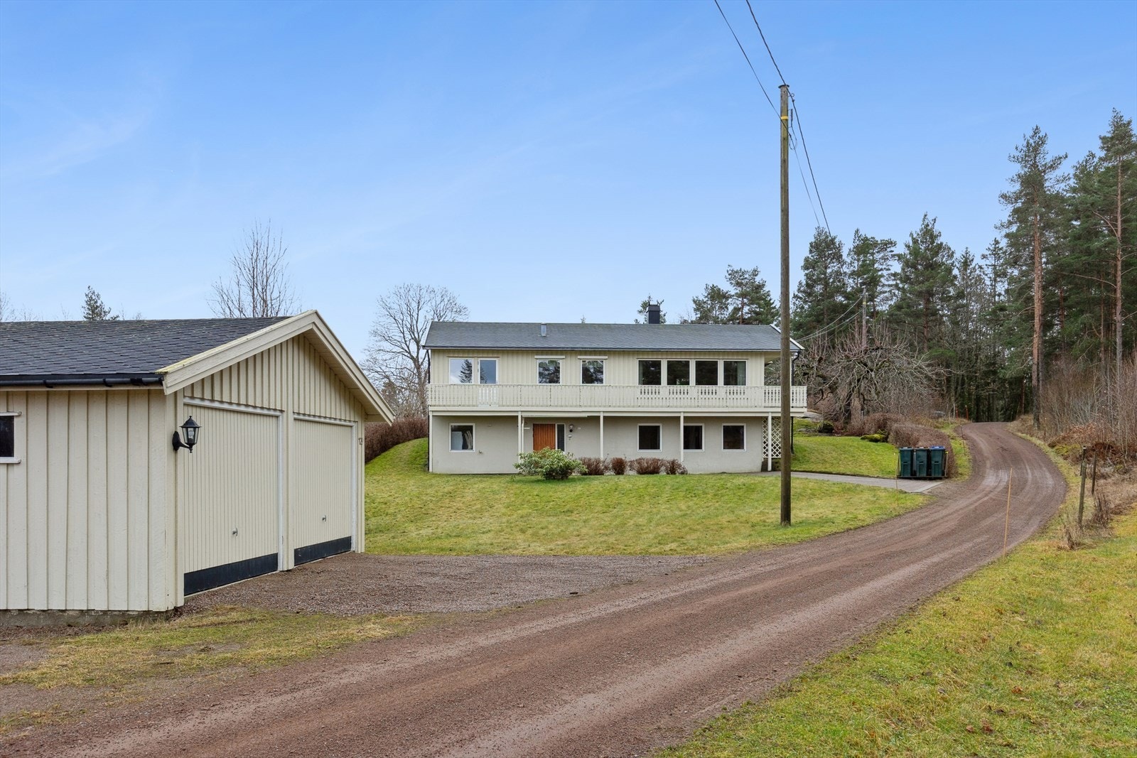 I tillegg til boligen er det en frittliggende dobbel garasje på 41 m². Galleribilde
