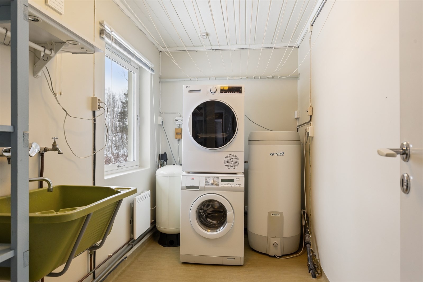 Teknisk rom i hoveddelen med opplegg for vaskemaskin og varmtvannsbereder fra 2014. Galleribilde