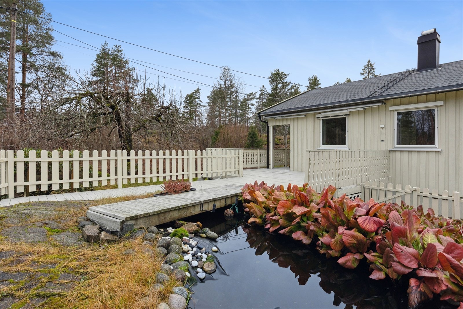 Eiendommen ligger på en skrånende tomt med fine uteområder. Galleribilde