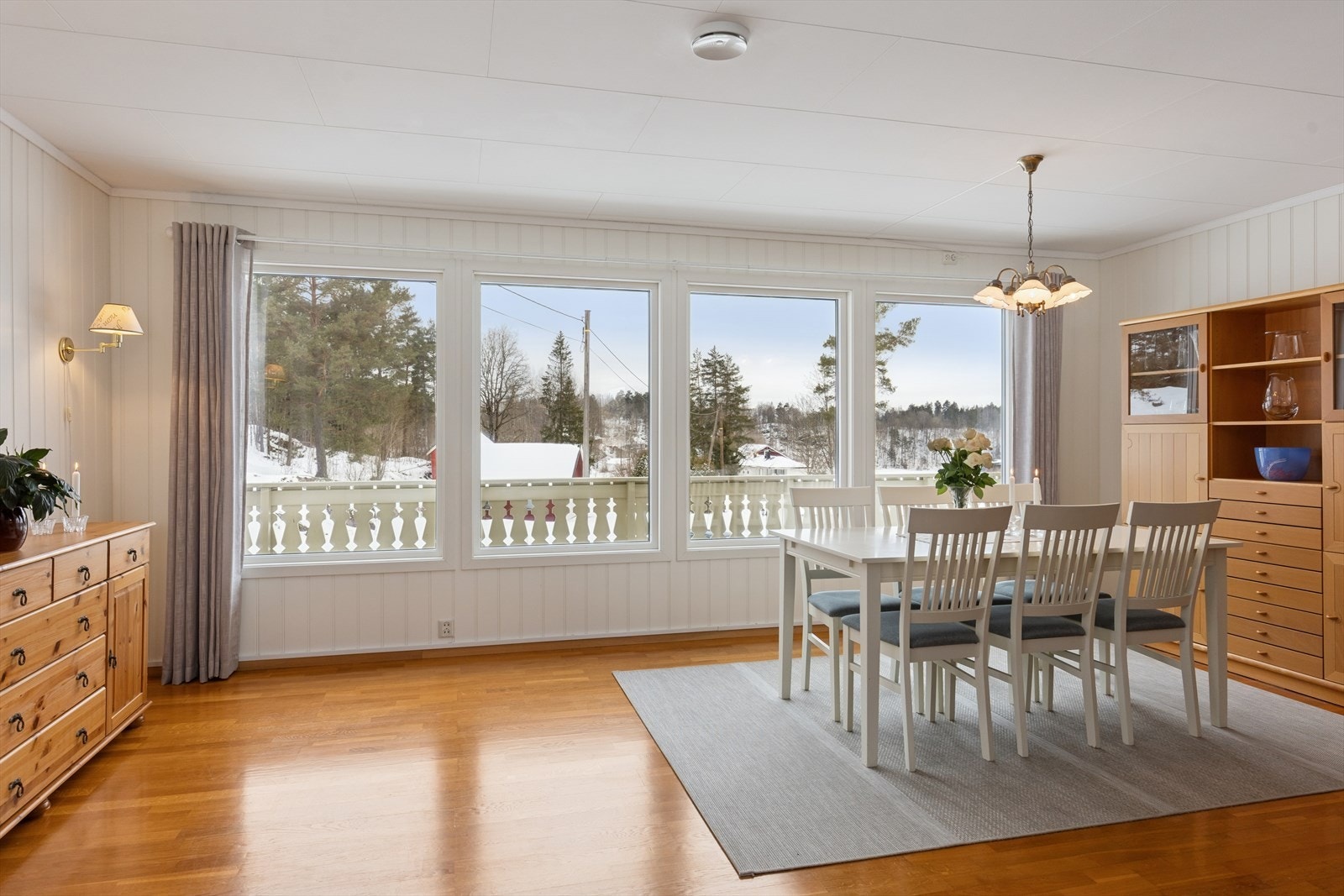 Store vindusflater gir rikelig med naturlig lys inn. Galleribilde