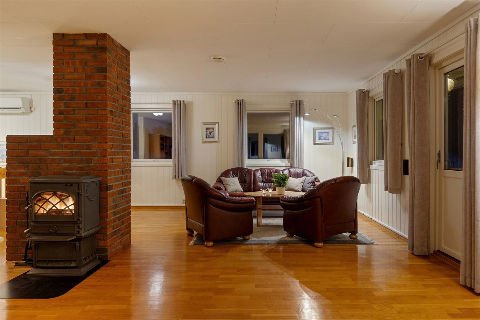 Stuen har en sentralt plassert peisovn som gir god varme og en hyggelig atmosfære. Galleribilde