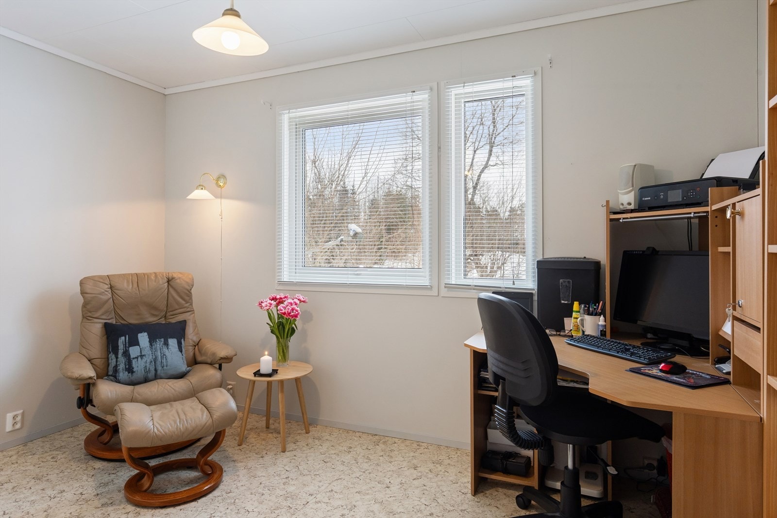 Det andre soverommet i etasjen benyttes som kontor. Galleribilde