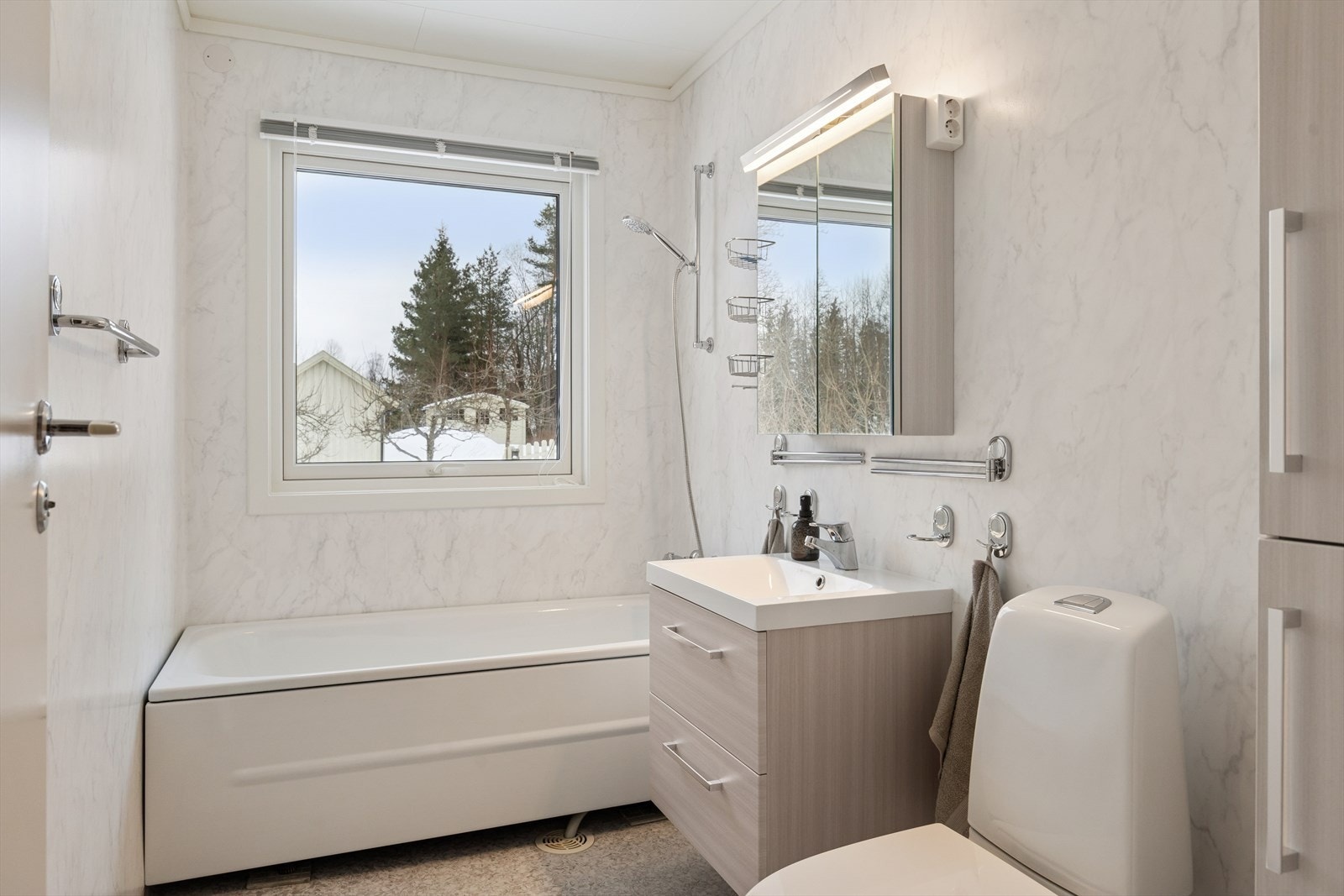 Badet i første etasje ble modernisert i 2022 og er utstyrt med badekar. Galleribilde