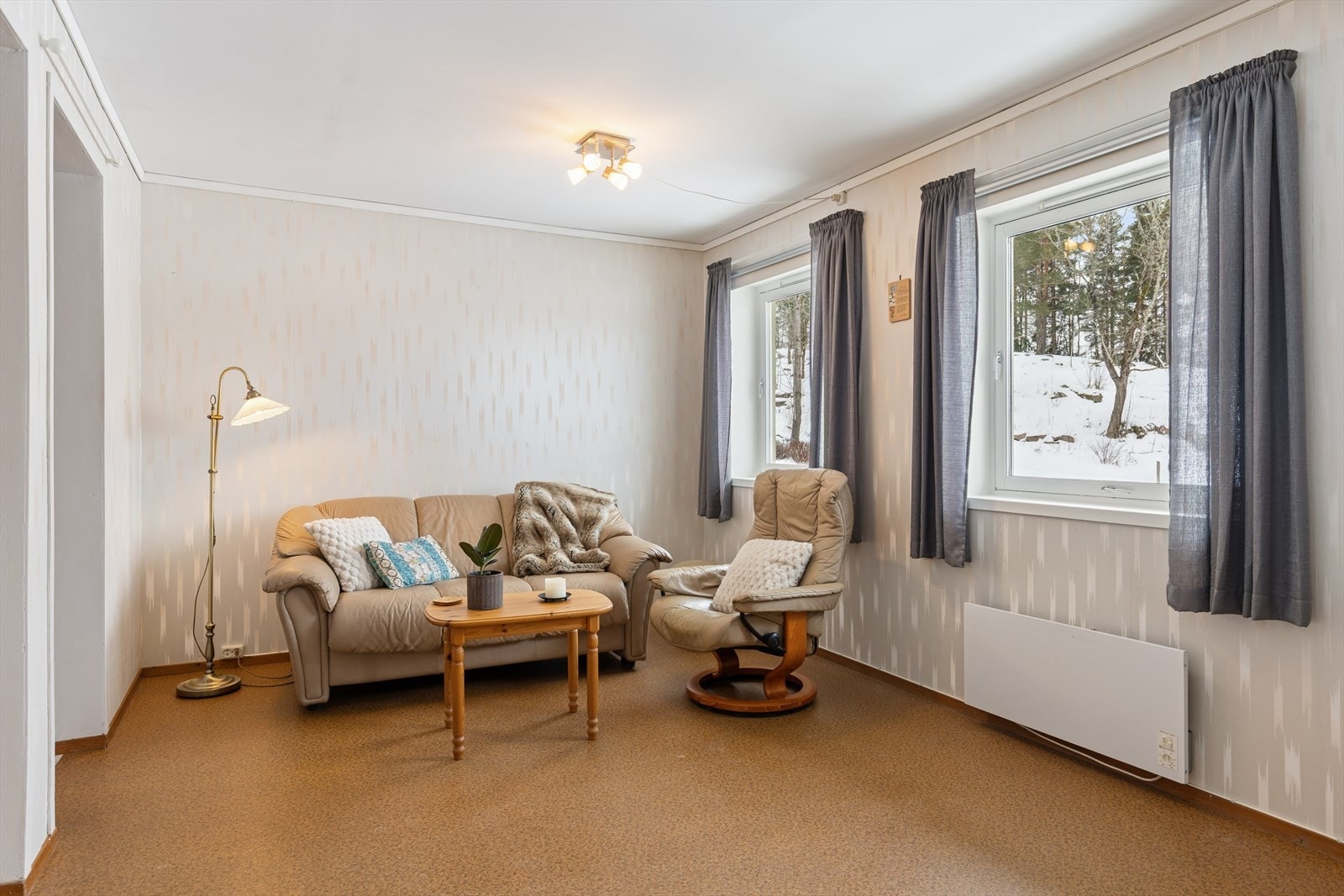 Utleiedelen har egen entré, stue, te-kjøkken, sovealkove og bad. Galleribilde