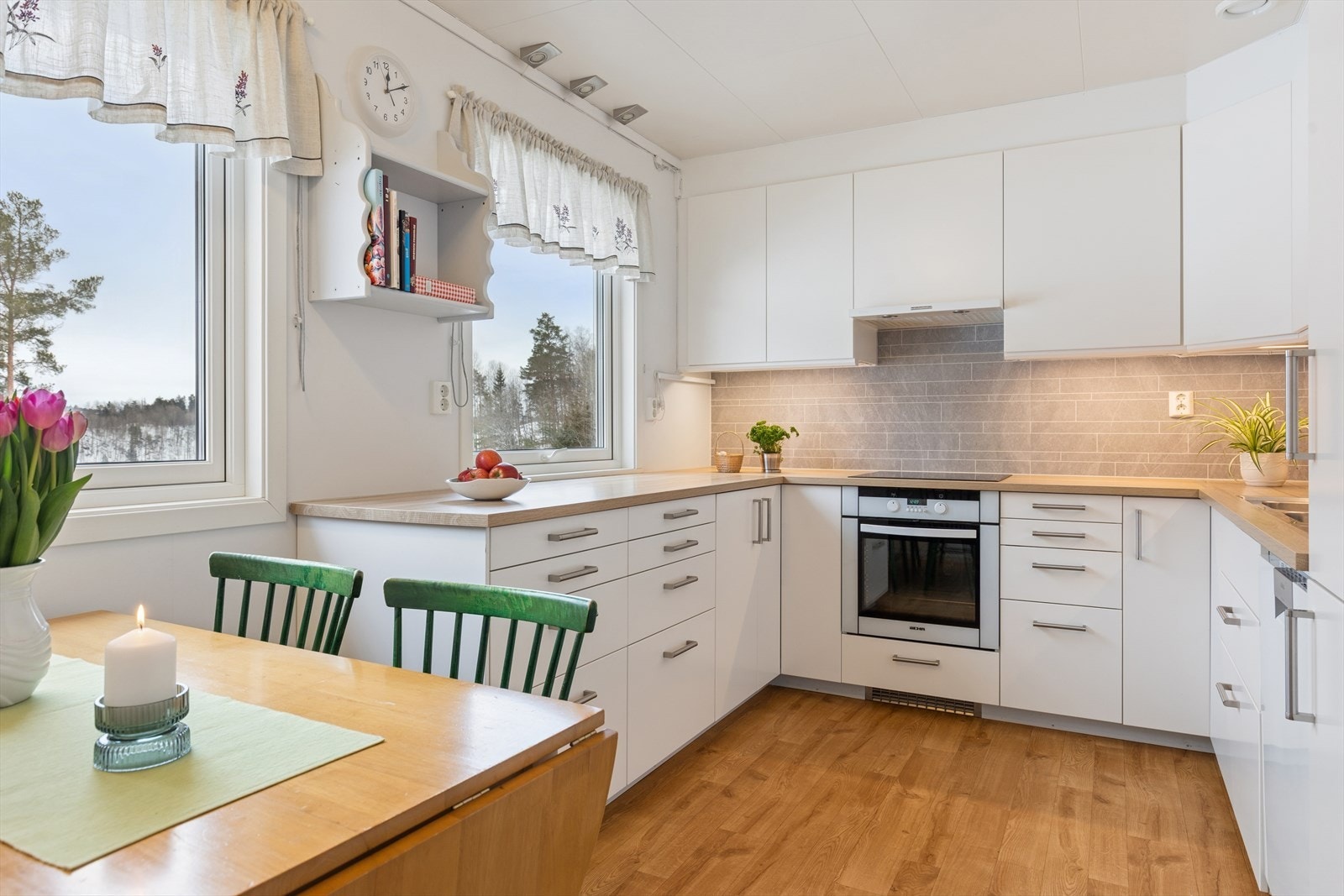 Kjøkkenet har en praktisk U-form med godt med skap- og benkeplass. Galleribilde