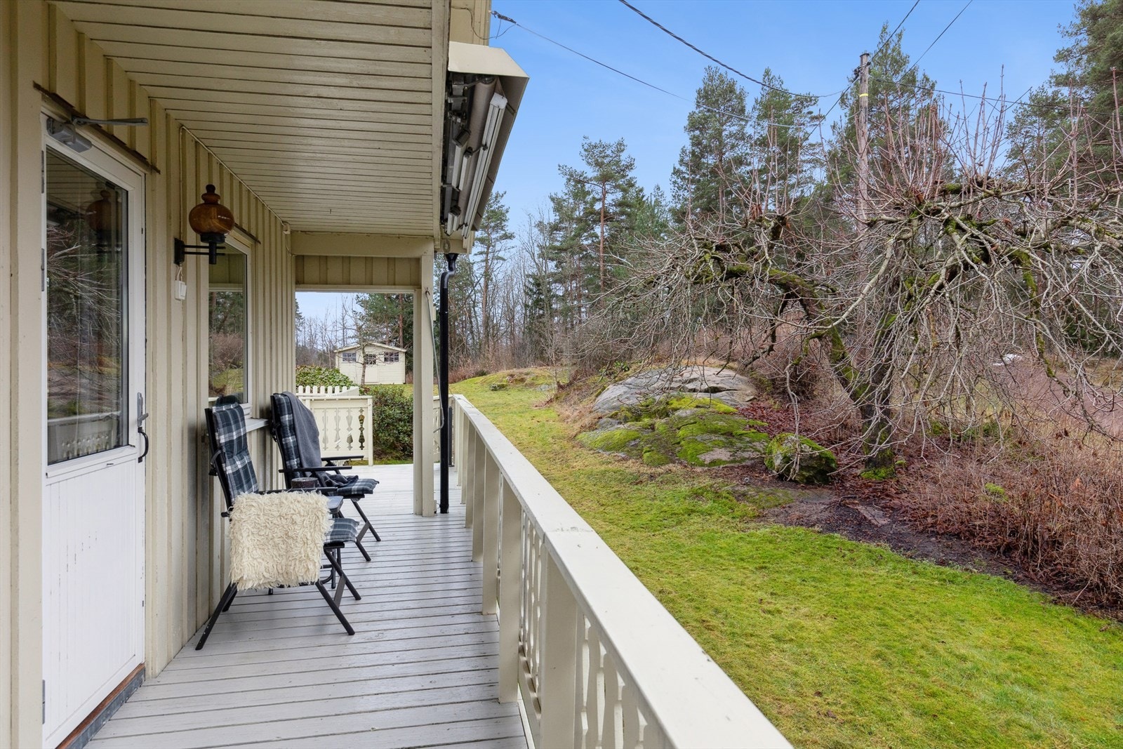 En del av terrassen er overbygget, noe som gir ly for vær og vind. Galleribilde