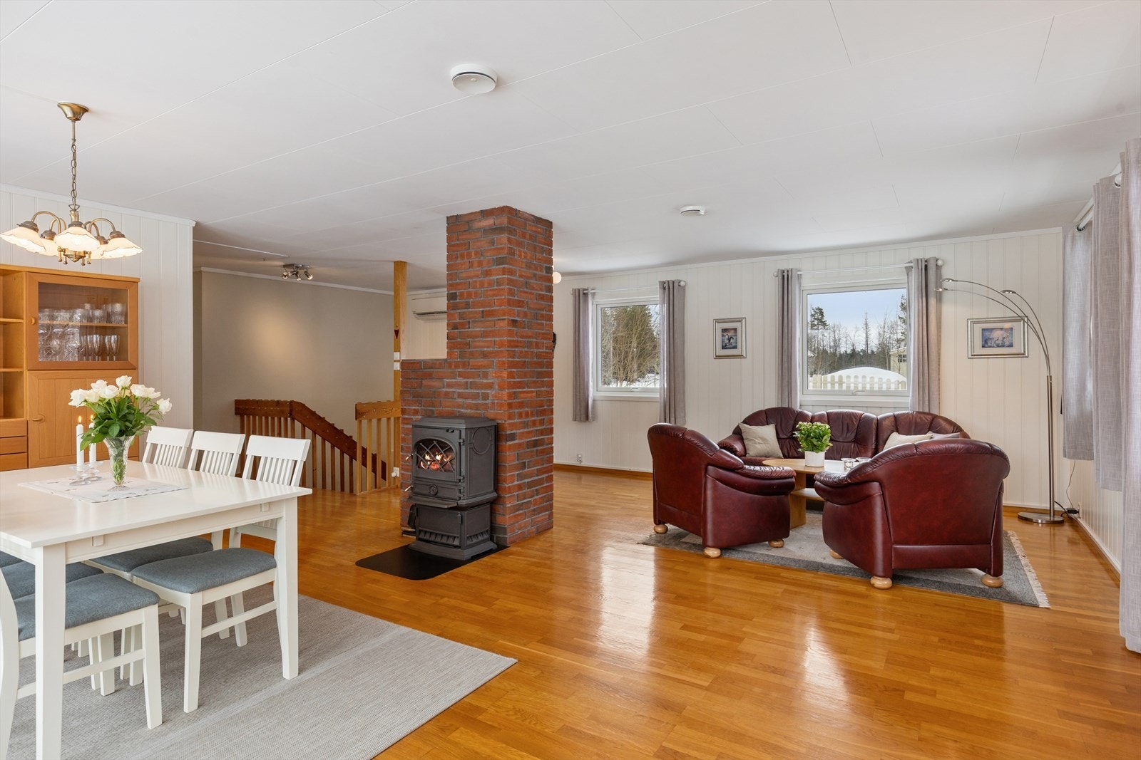 En åpen og sosial planløsning mellom stue og spisestue i boligens hovedetasje. Galleribilde