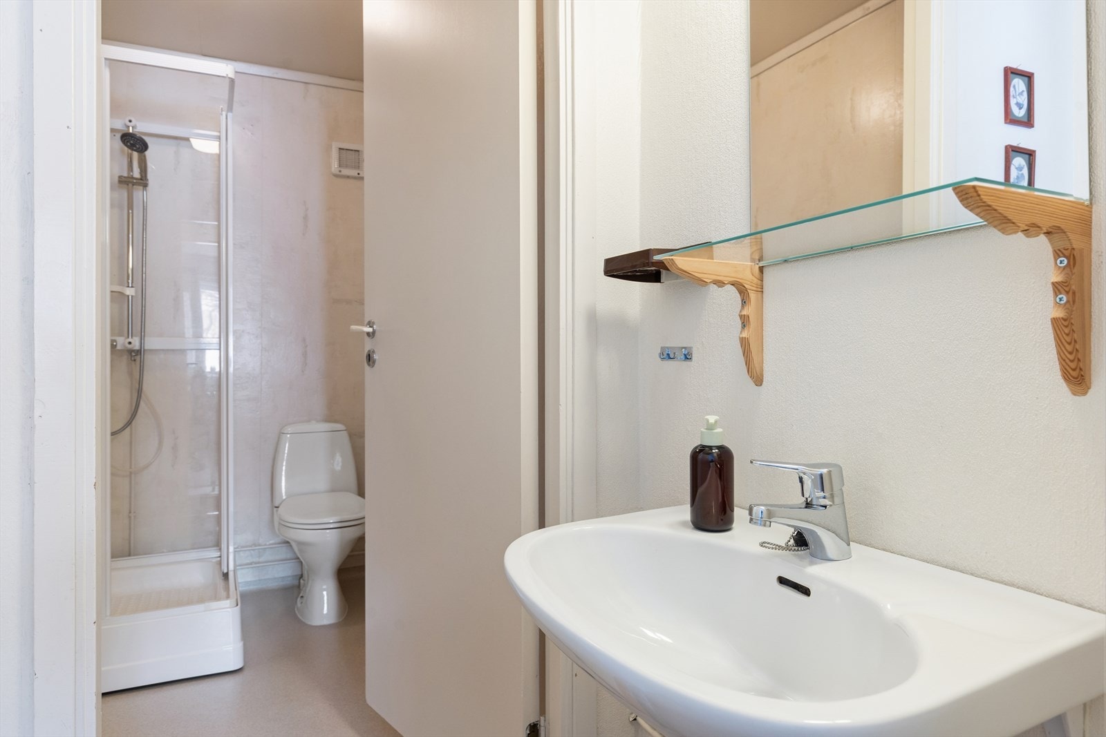 Badet i utleiedelen har våtromsbelegg, dusjkabinett og opplegg for vaskemaskin. Galleribilde