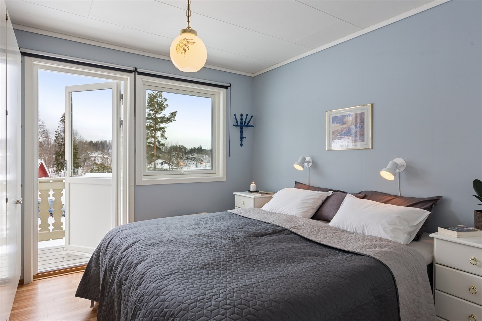 Hovedsoverommet i første etasje har direkte utgang til terrassen. Galleribilde