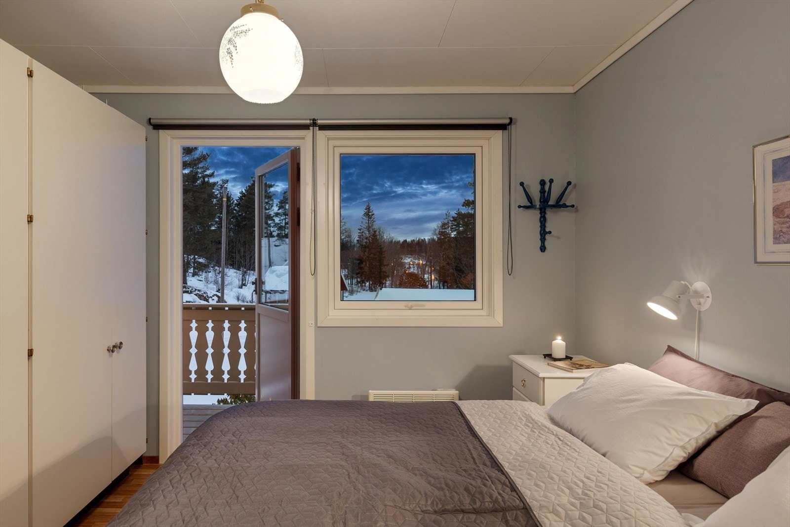 Rommet har plass til dobbeltseng og det er oppbevaringsplass i medfølgende garderobeløsning. Galleribilde