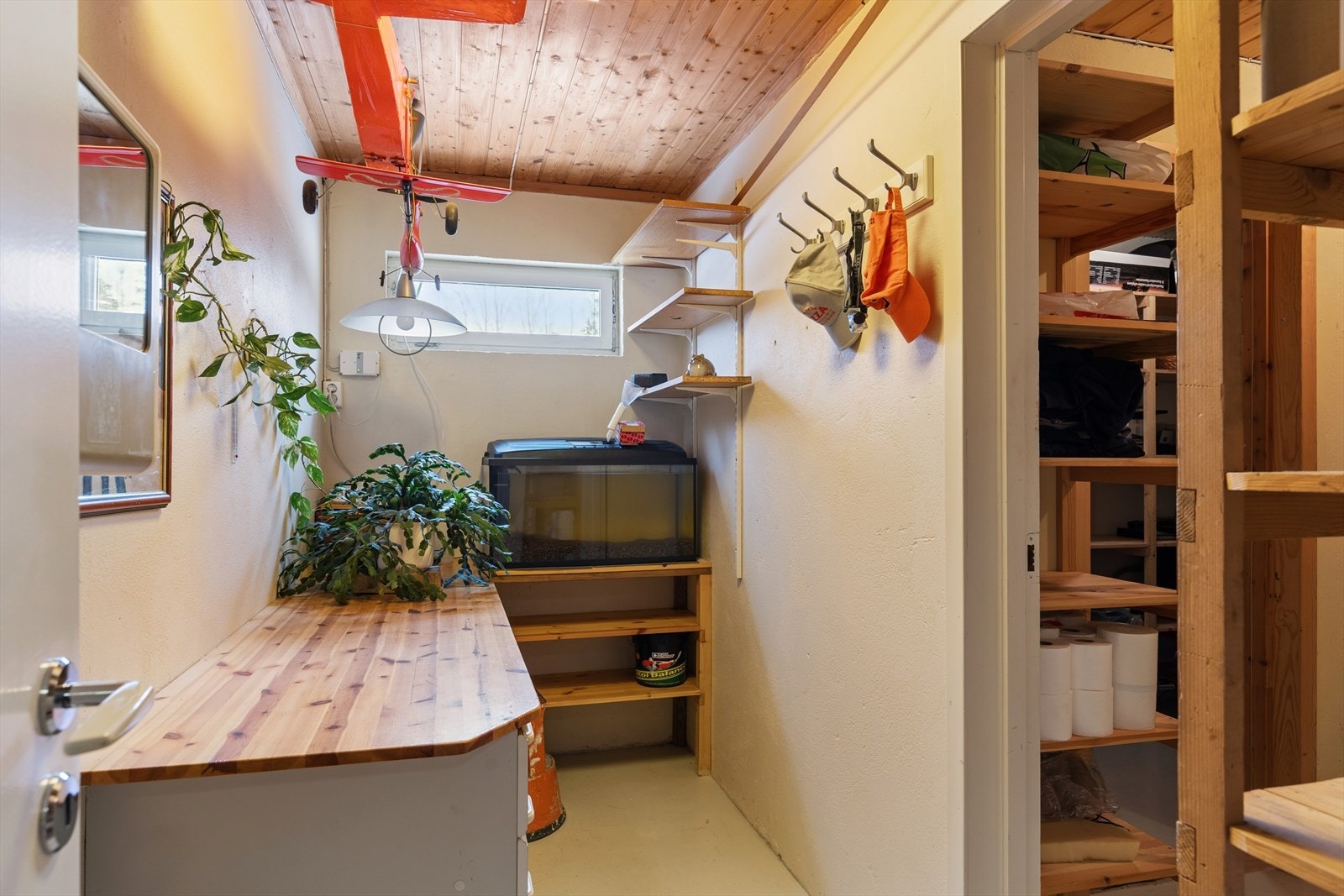 Underetasjen byr på rikelig med lagringsplass i flere boder. Galleribilde