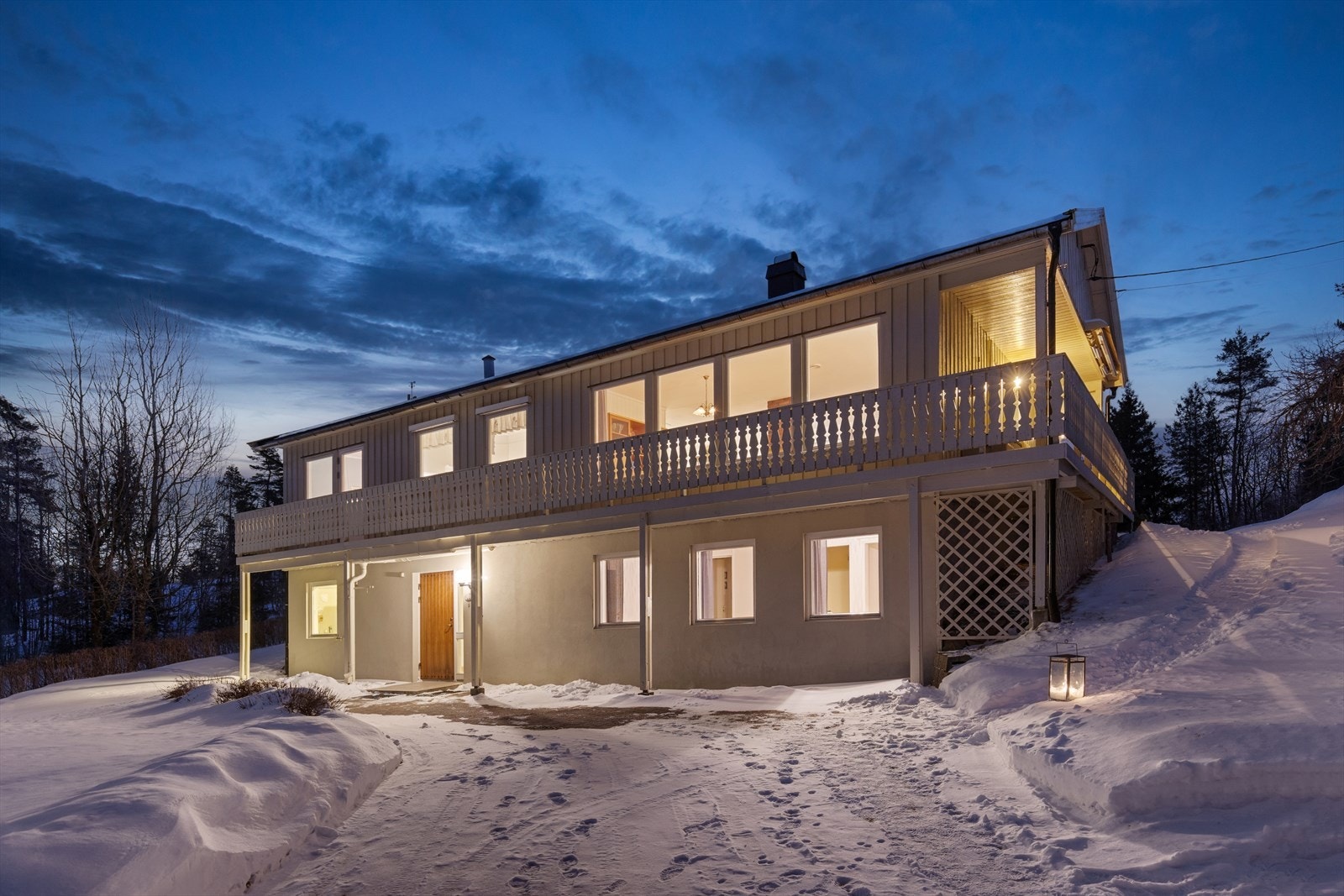 Boligen er oppført i 1978 og har yttervegger i bindingsverk av tre med stående kledning. Galleribilde