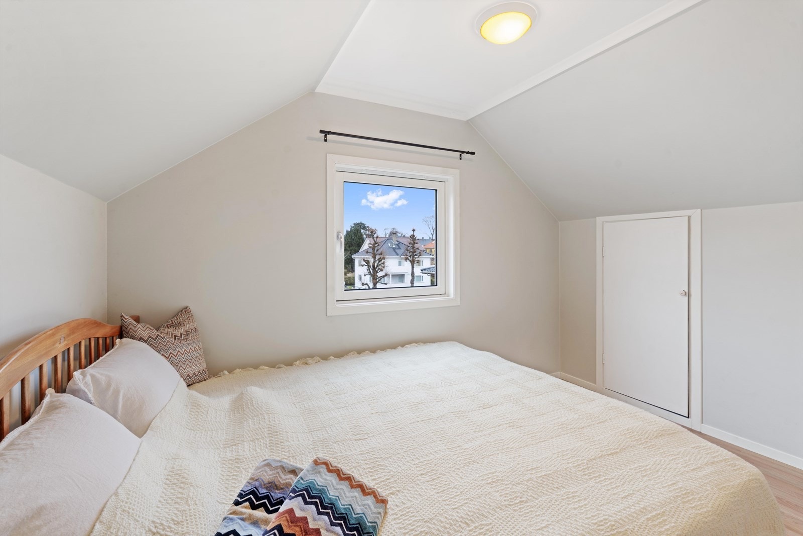 Rom som brukes til soverom på loft (ikke byggemeldt). Galleribilde