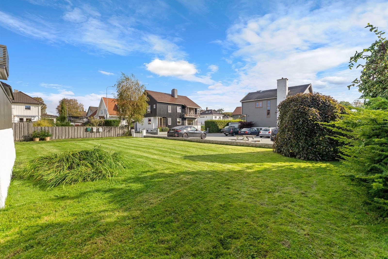 Stor og romslig hage. Galleribilde