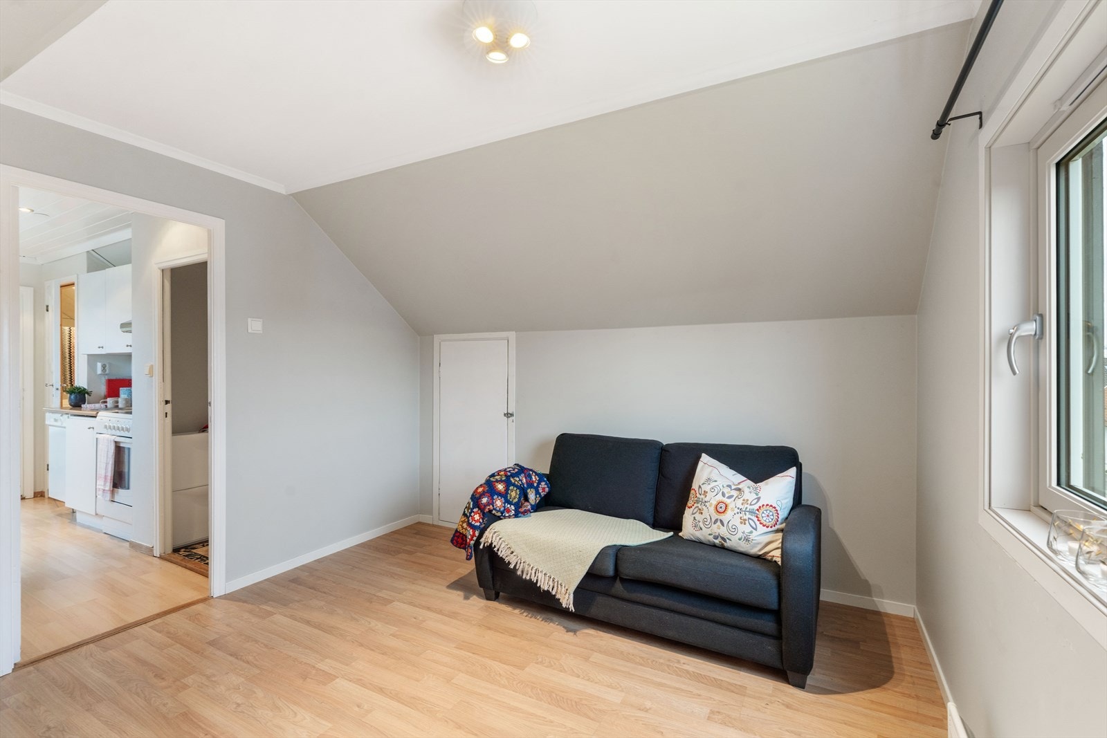 Rom på loft som brukes til stue. Galleribilde