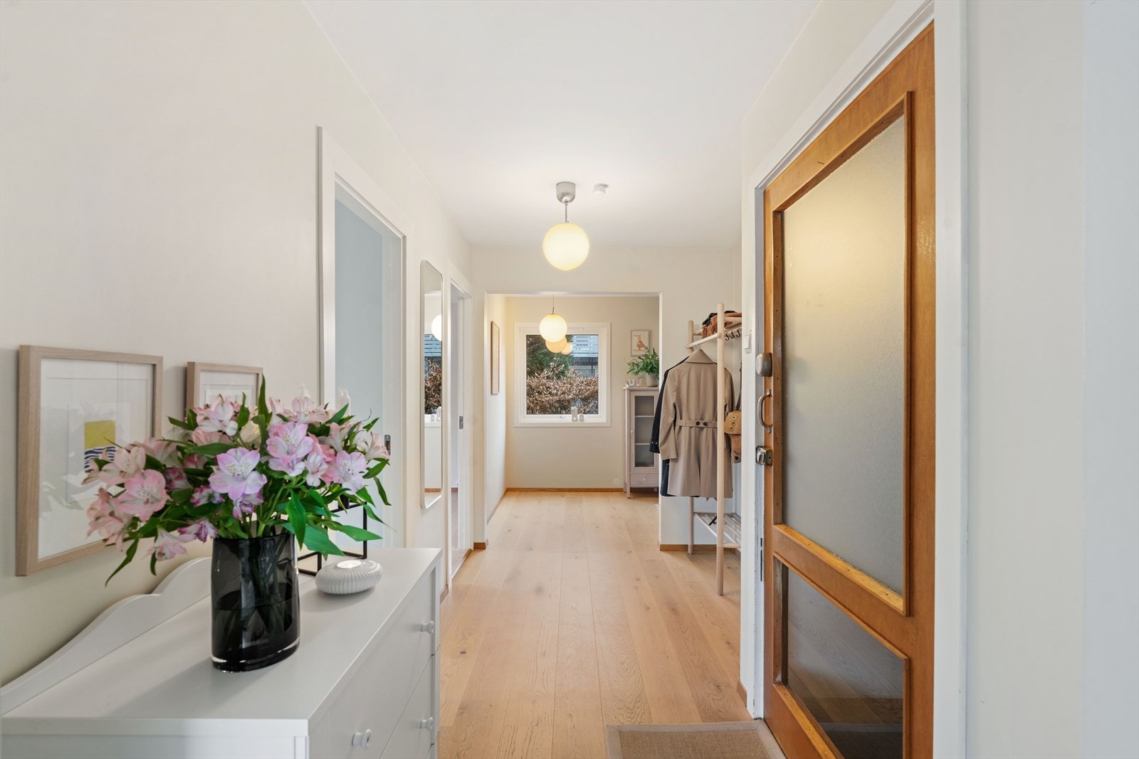 Nyere enstavs eikeparkett i hele 1.etasje. Galleribilde