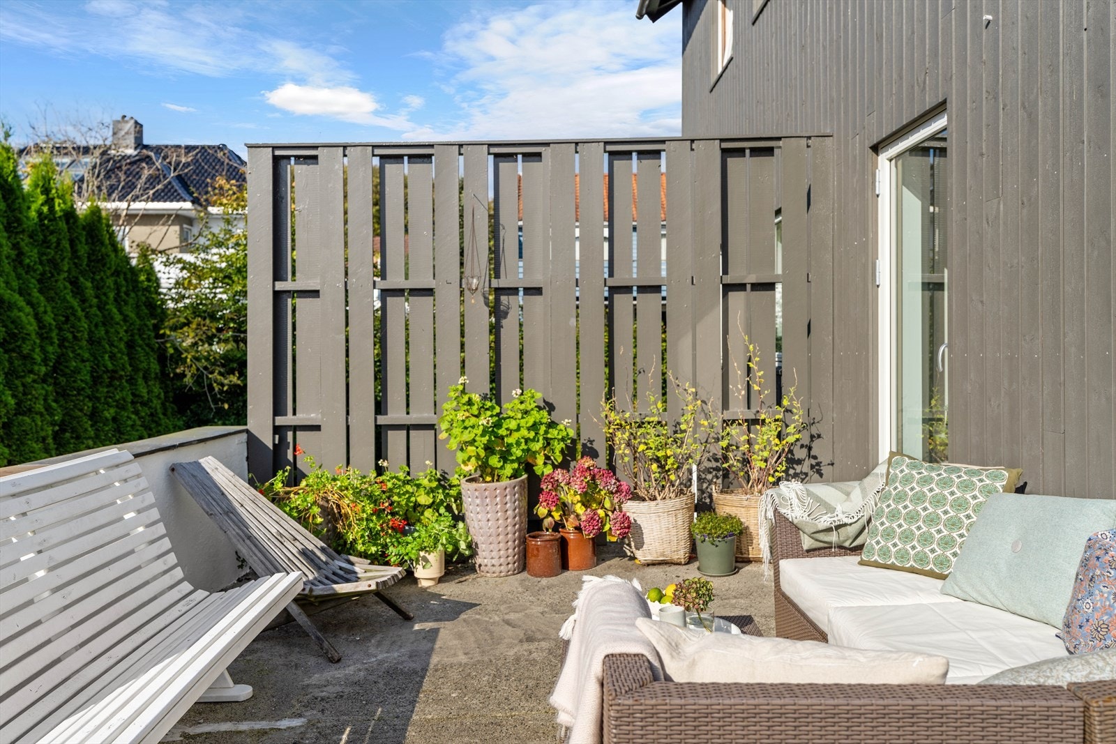 Skjermet og solrik uteplass. Utgang fra stue. Galleribilde