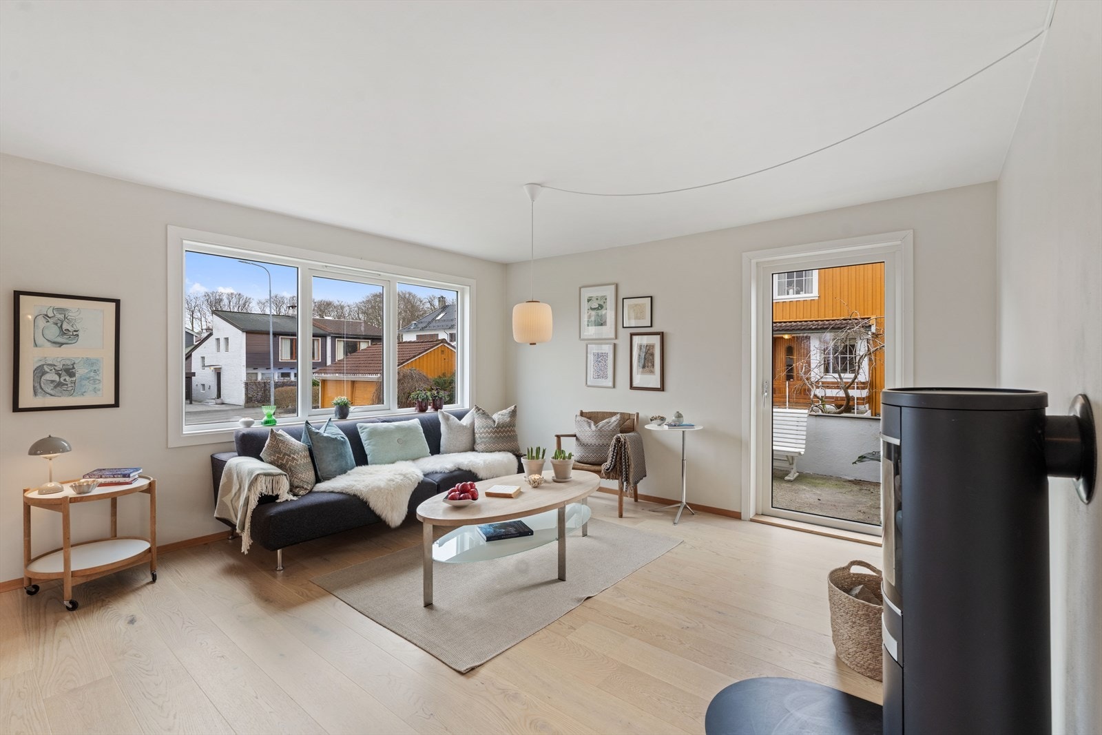 Stor åpen og lys stue i 1.etasje. Galleribilde