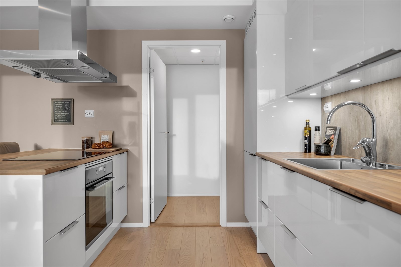 Kjøkken med god skap- og benkeplass Galleribilde