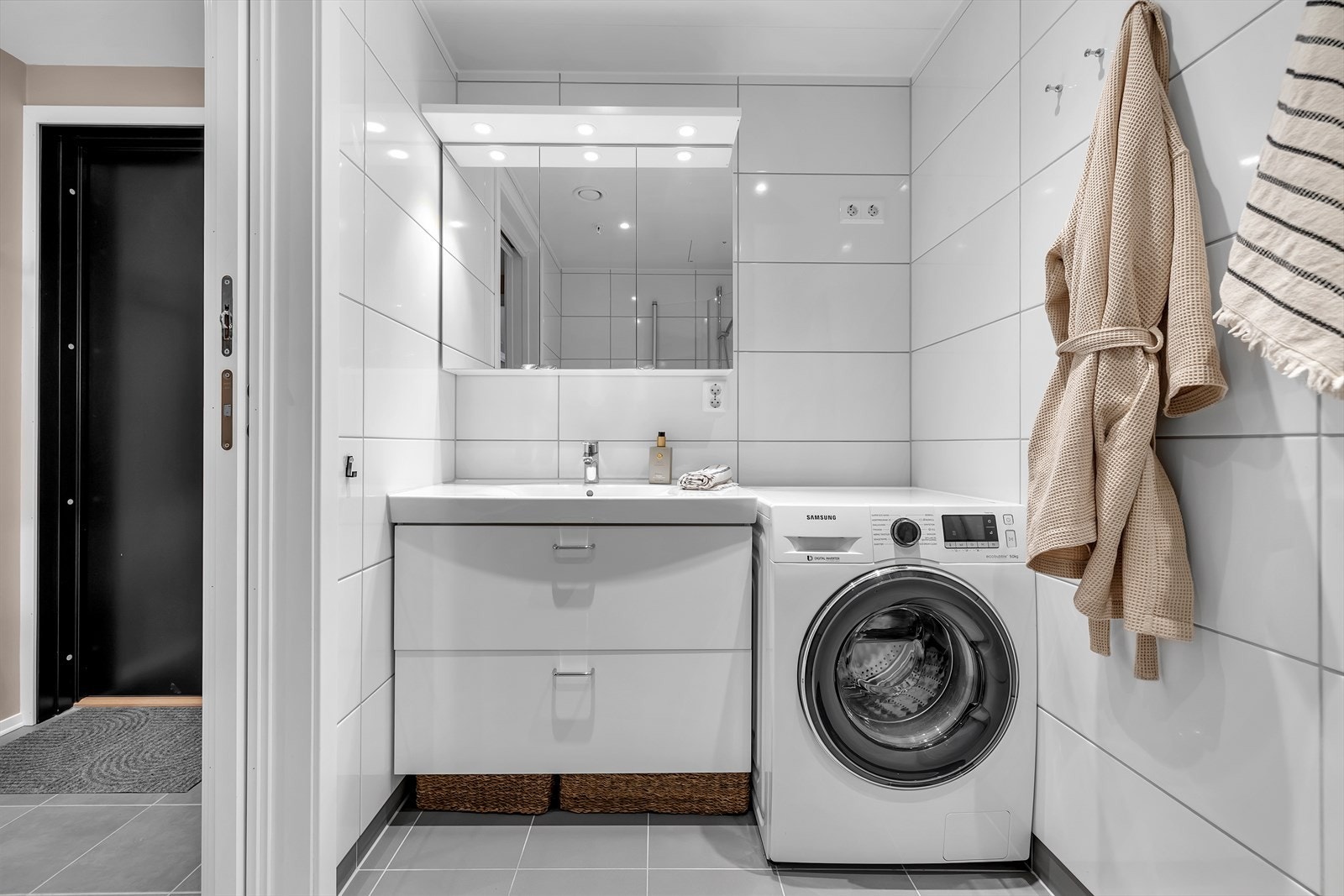 Pent flislagt bad med varme i gulv Galleribilde