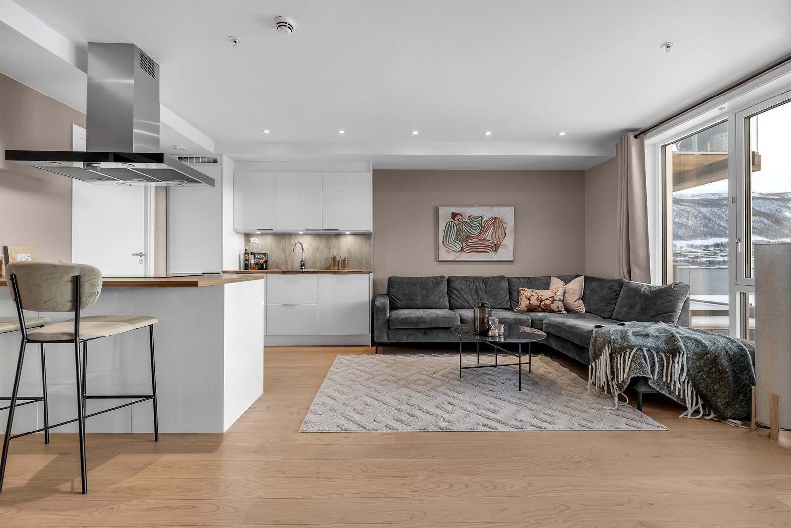 Åpen løsning mellom stue- og kjøkken Galleribilde