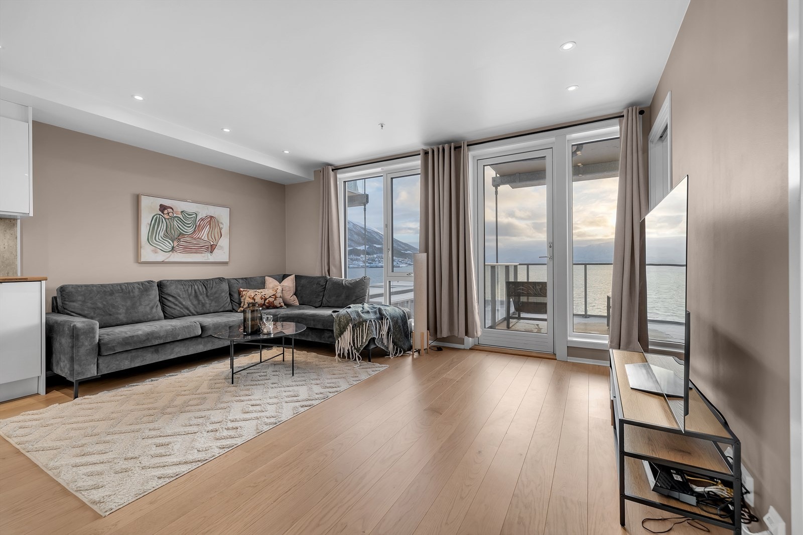 Utgang til balkong fra stue Galleribilde