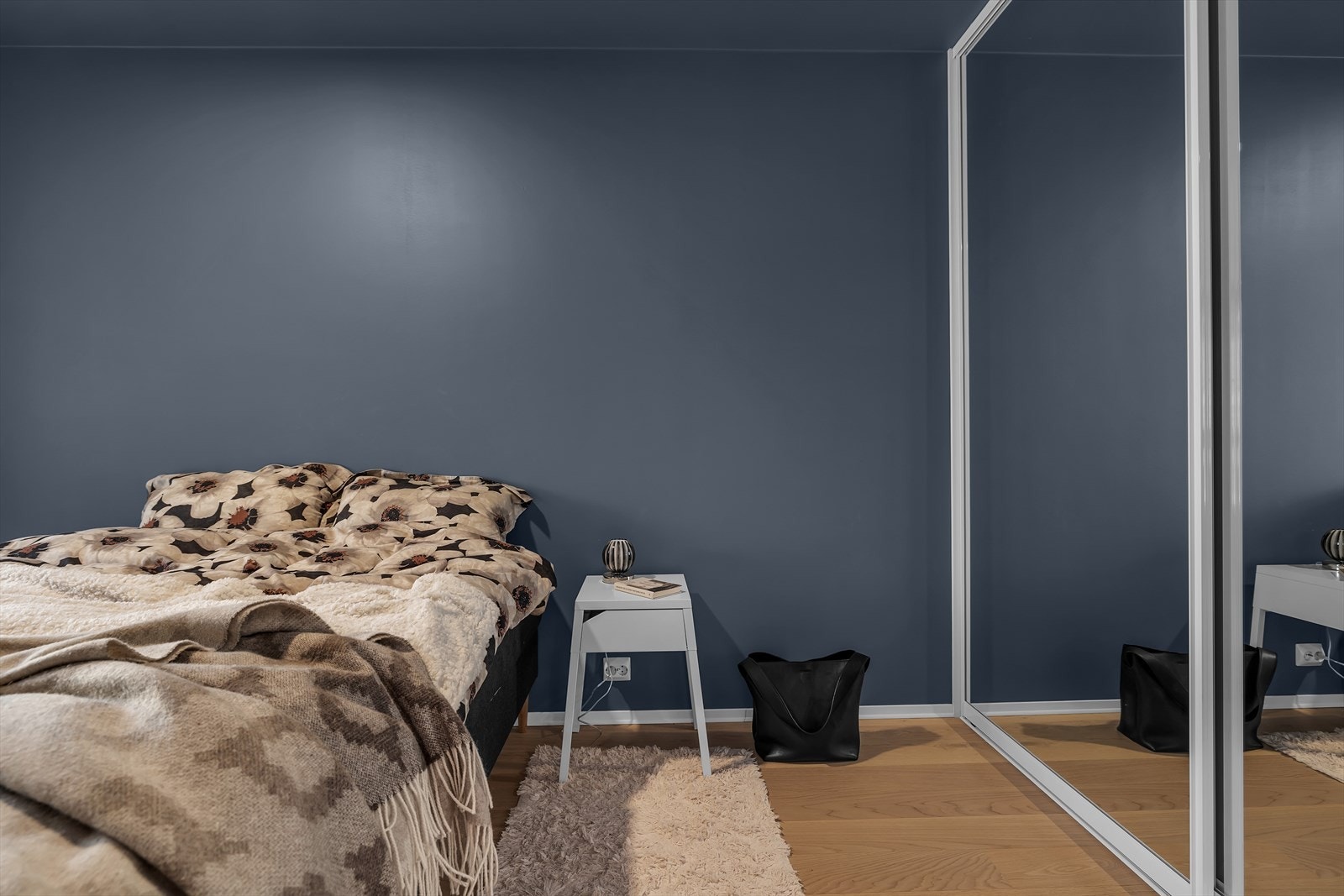 Praktisk skyvedørsgarderobe med speilfronter Galleribilde