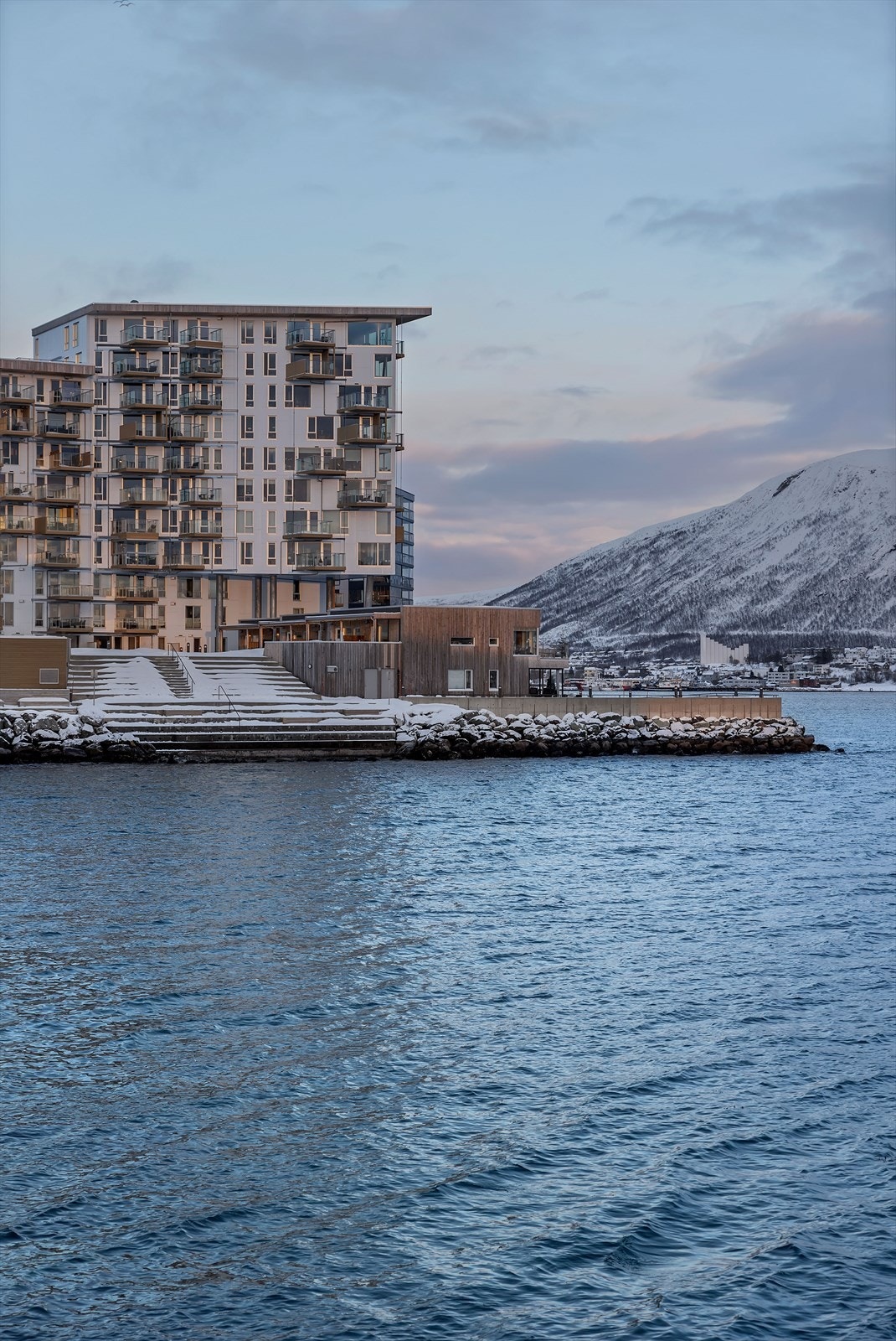 Kort vei til dagligvarebutikker, skoler og barnehager, samt gode bussforbindelser til Tromsø sentrum og UNN/UiT Galleribilde